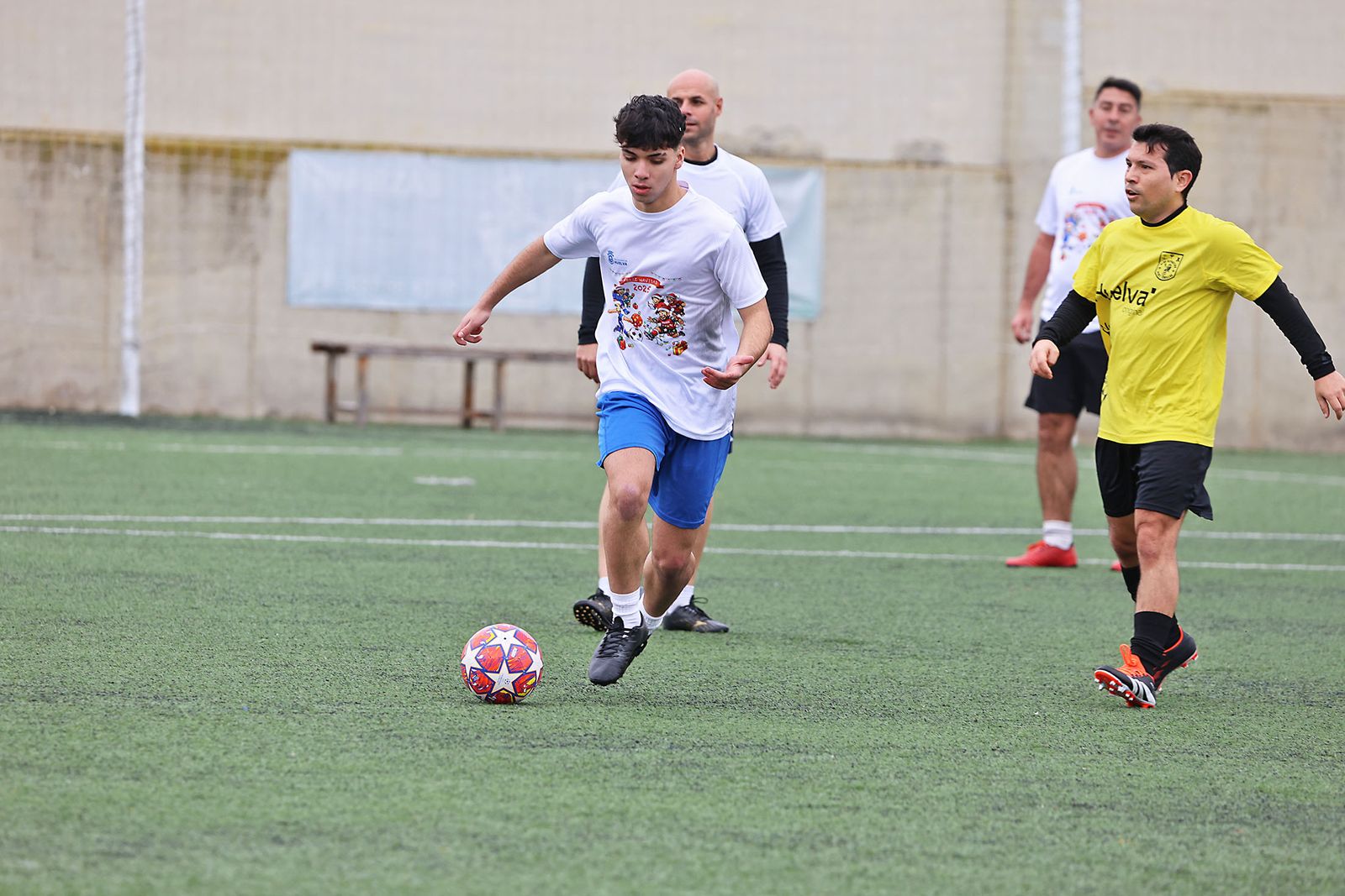 Periodistas y políticos disputan su tradicional partido navideño de fútbol