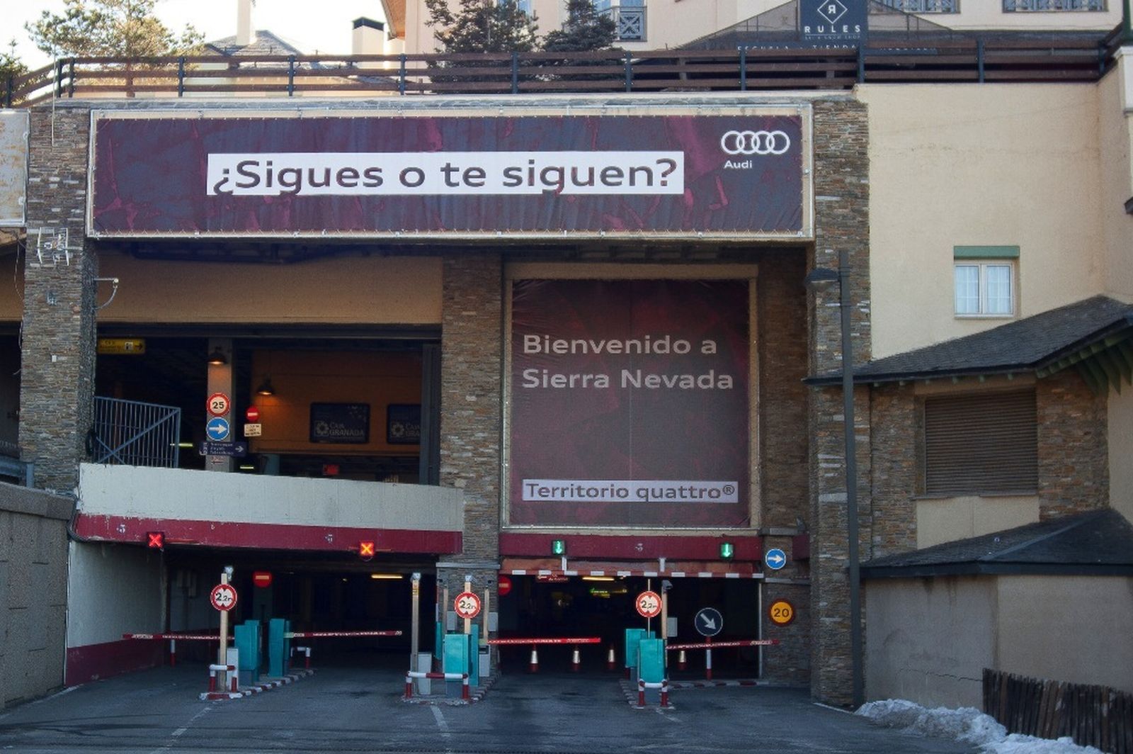 Entrada al parking de Sierra Nevada.