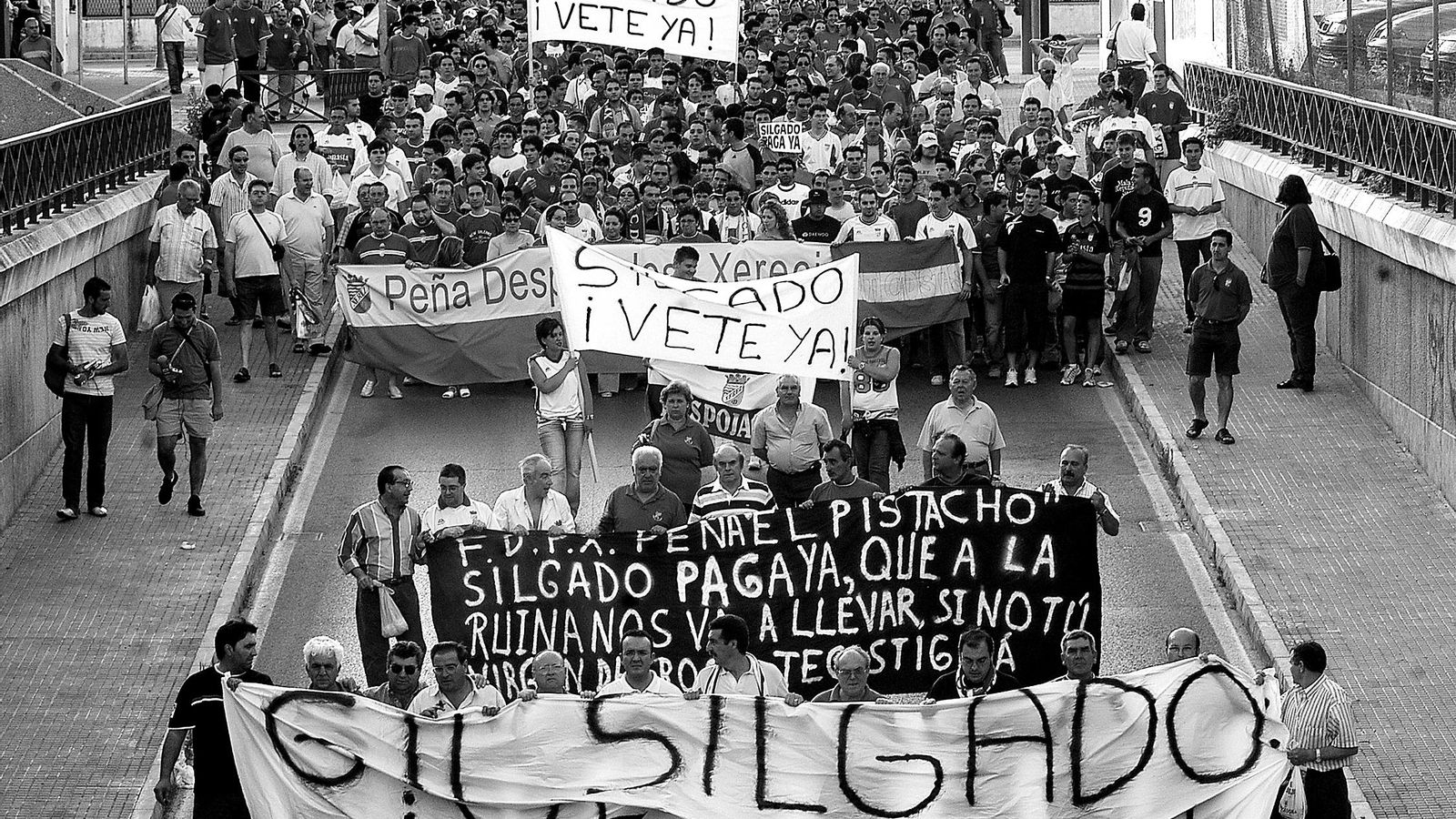 Manifestación de aficionados xerecistas pidiendo la marcha de Gil Silgado.