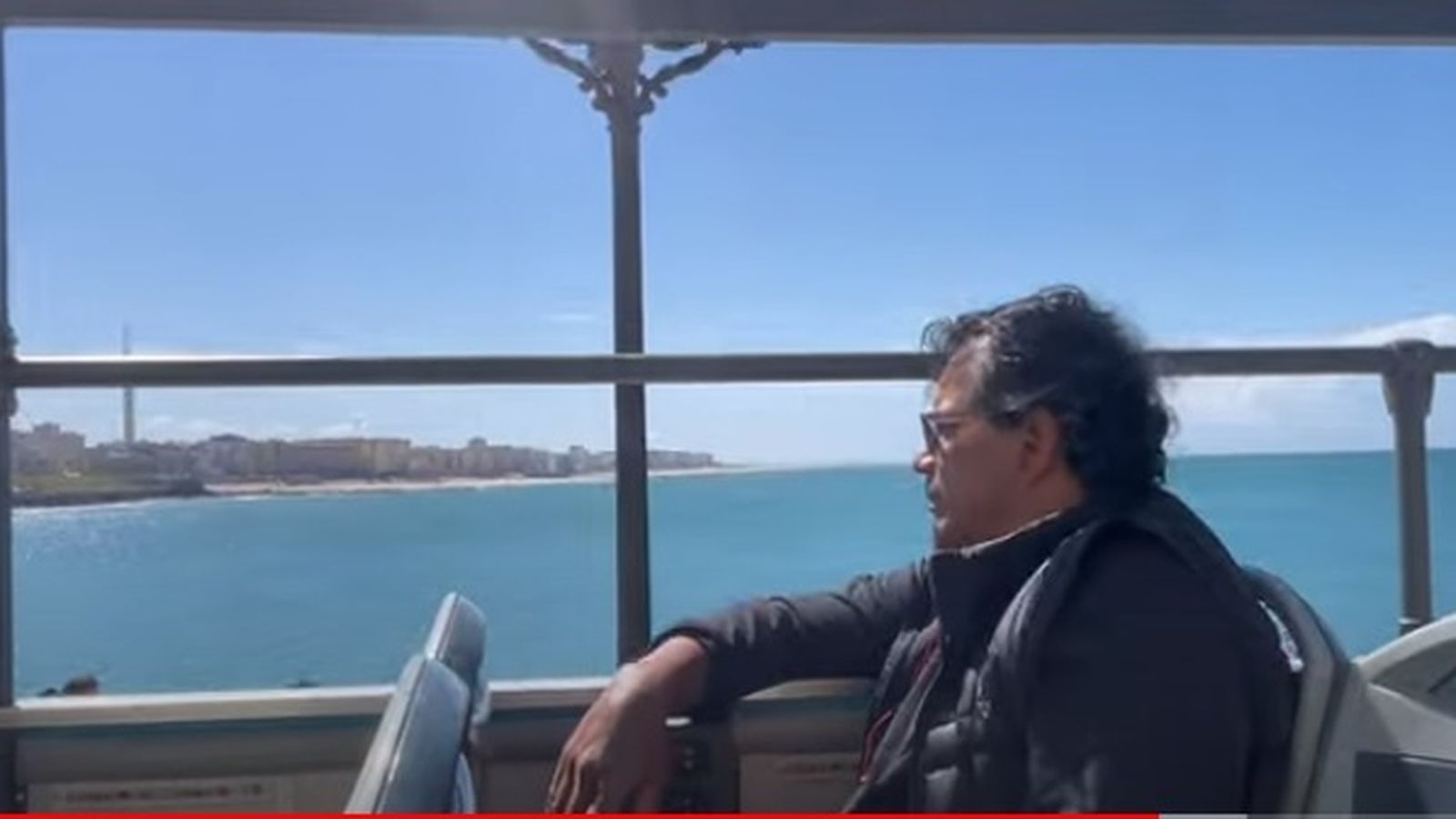 Juan, uno de los protagonistas del vídeo, durante su paseo por Cádiz a bordo del bus turístico