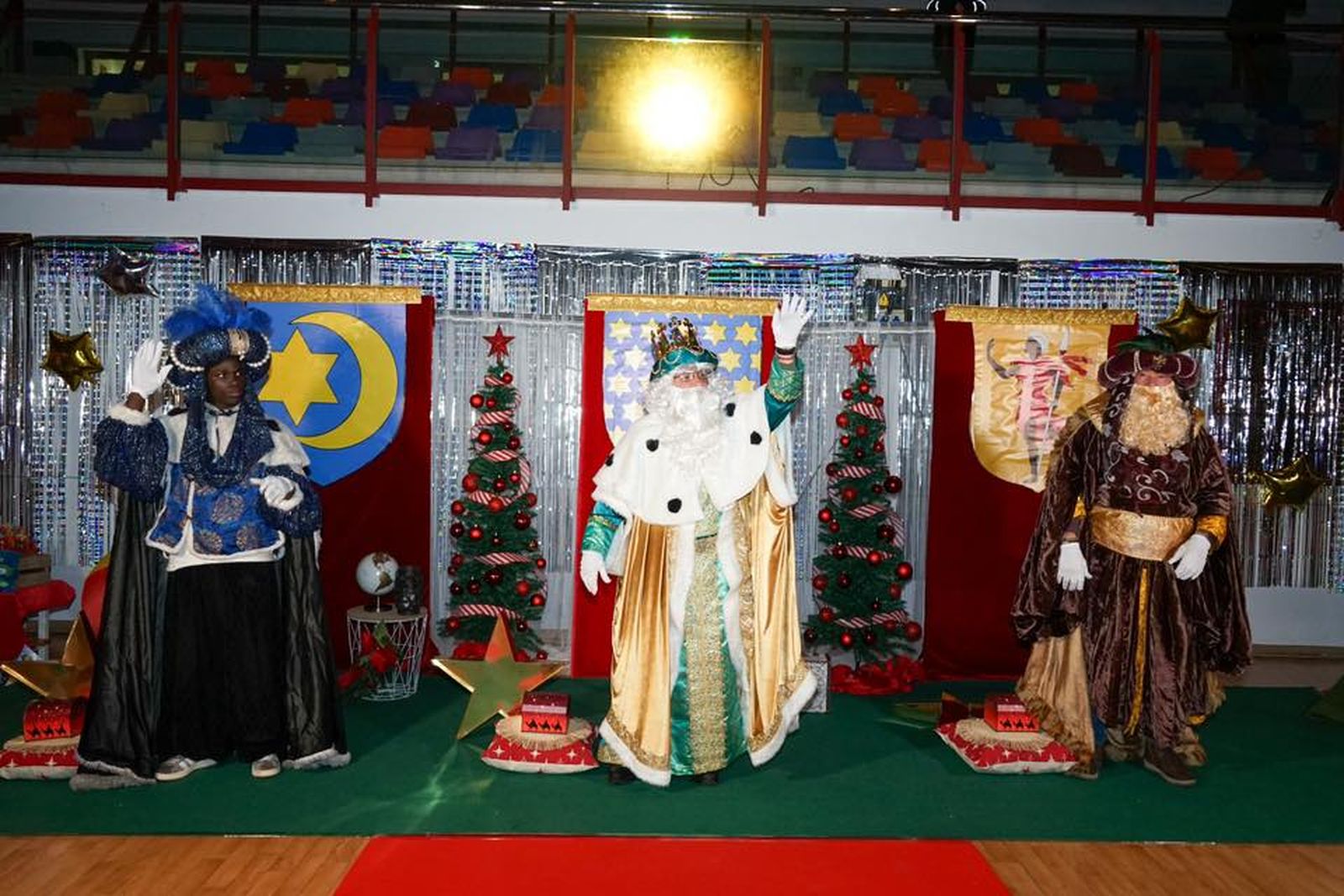 La lluvia no pudo con una ilusión desbordante en Vícar: la cabalgata estática, en imágenes