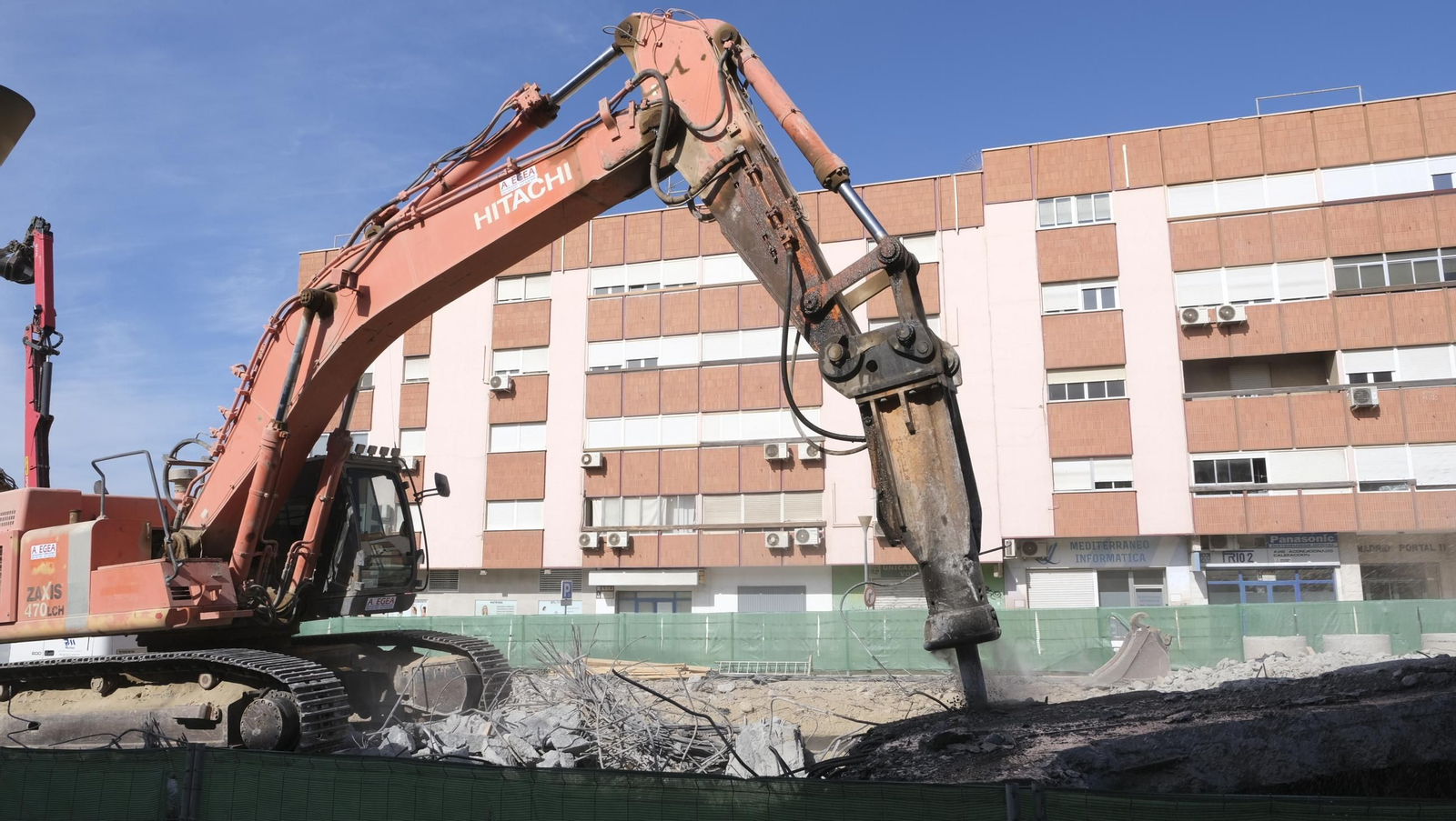 El Puente de la Avenida del Mediterráneo en su última fase de desmantelamiento, en imágenes