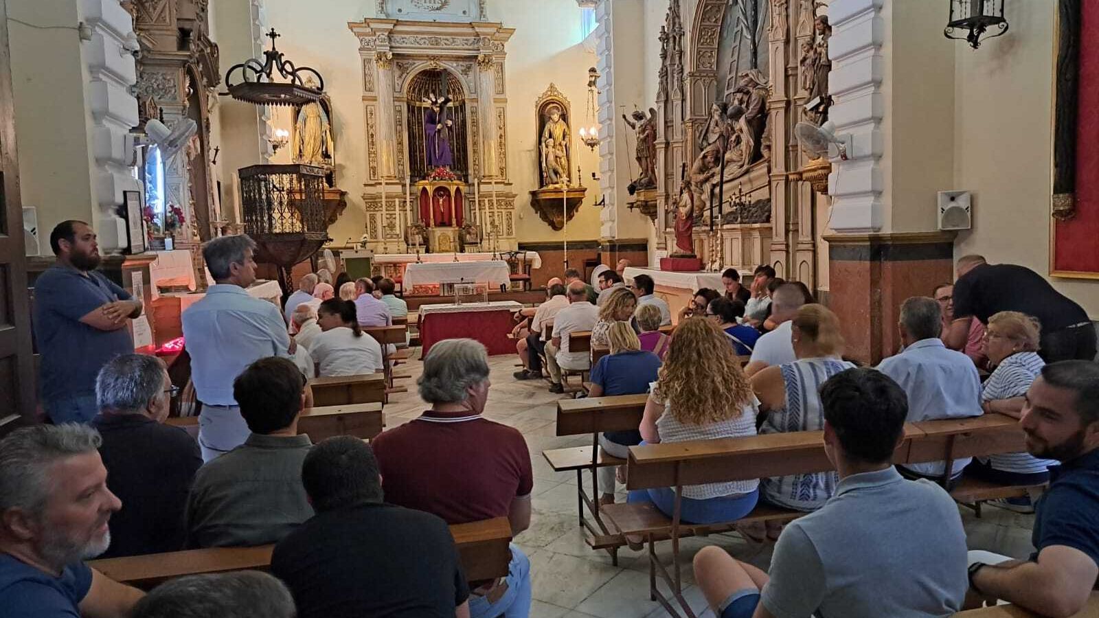 Miembros de la hermandad, durante el proceso de votaciones.