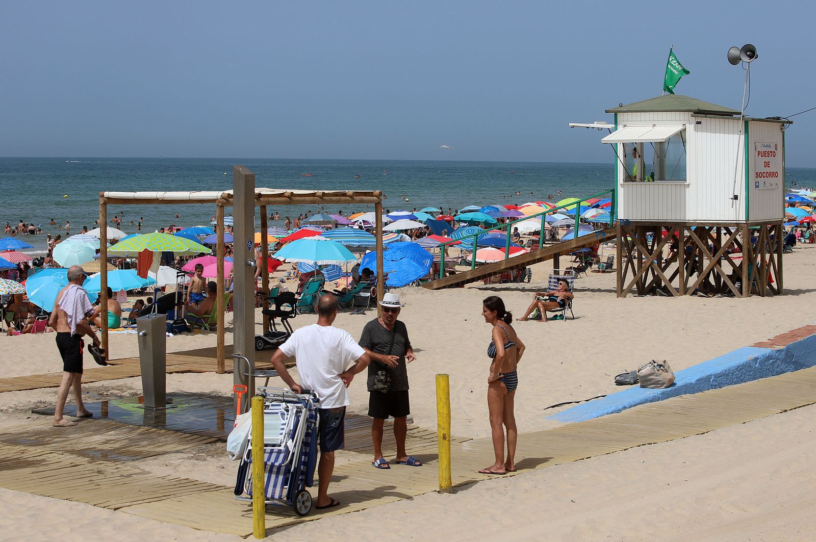 Imágenes del caluroso fin de semana en las playas de Huelva