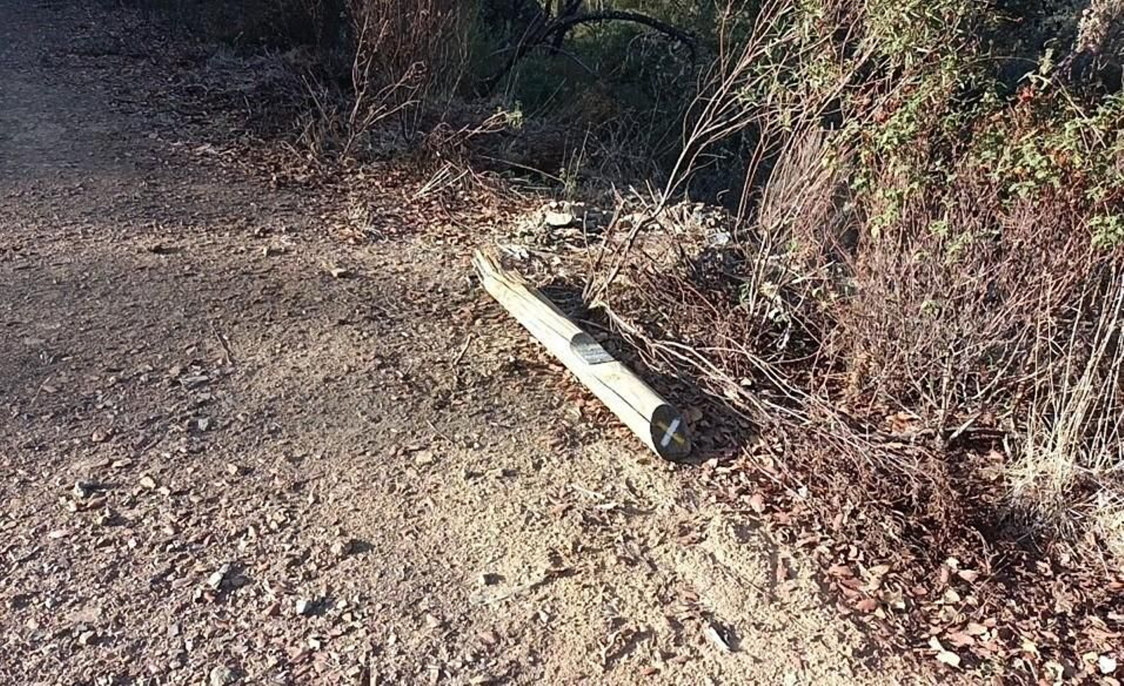 Este poste está en el suelo. Hay que fijarse bien