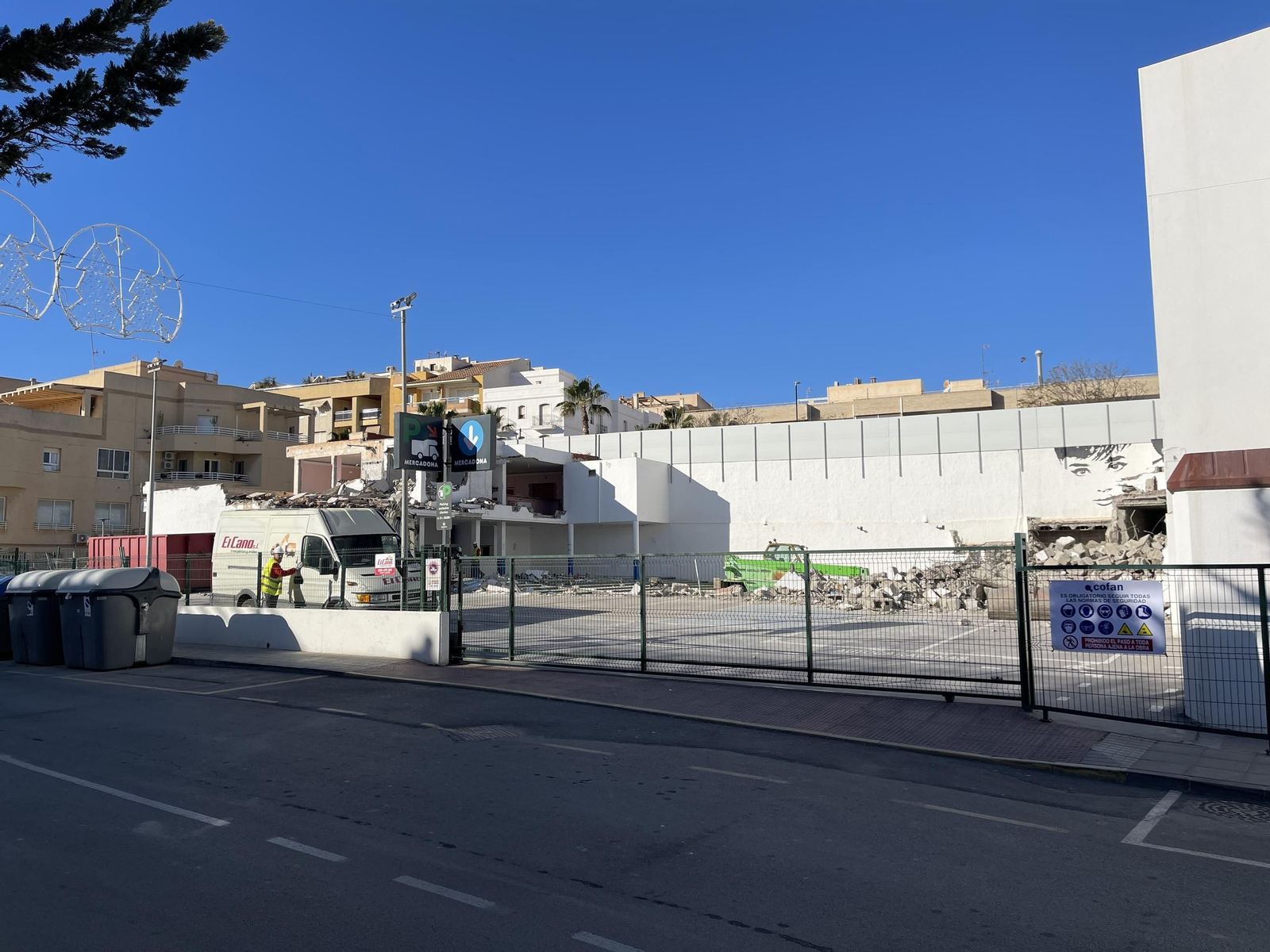 Las imágenes de la demolición del cine Tenis de Garrucha