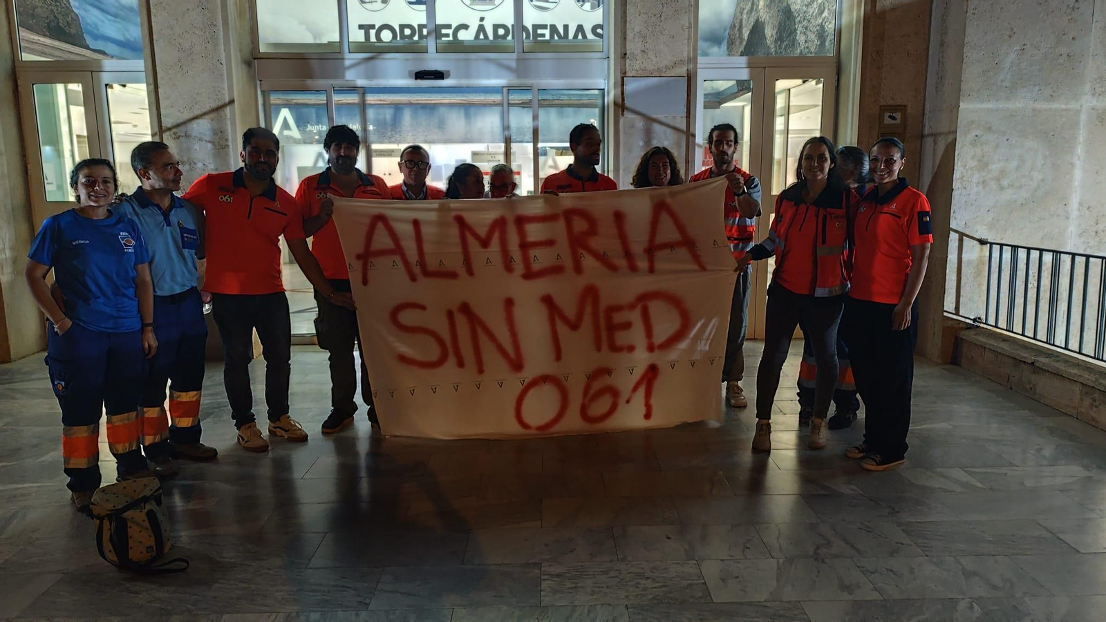 Protesta de los profesionales sanitarios del 061 al inicio del turno de la noche en la puerta principal de la Bola Azul, donde está ubicada la sala de coordinación del 061 de Almería