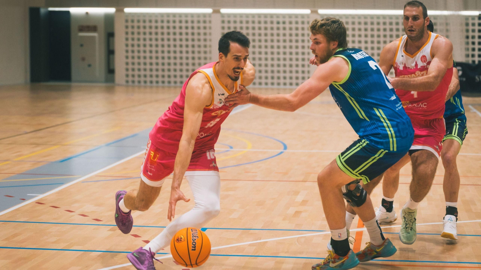 Dedovic trata de entrar a canasta ante el local Knotek.