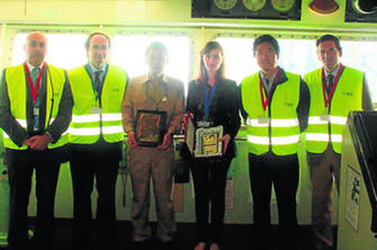 Representantes de la APBA y de TTI Algeciras entregan una placa al capitán del 'Mol Valparaiso', ayer.
