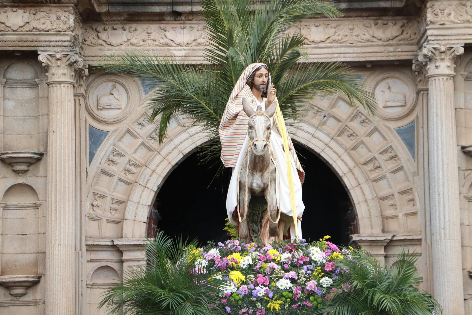 La Borriquita recorre las calles de Hinojosa del Duque.