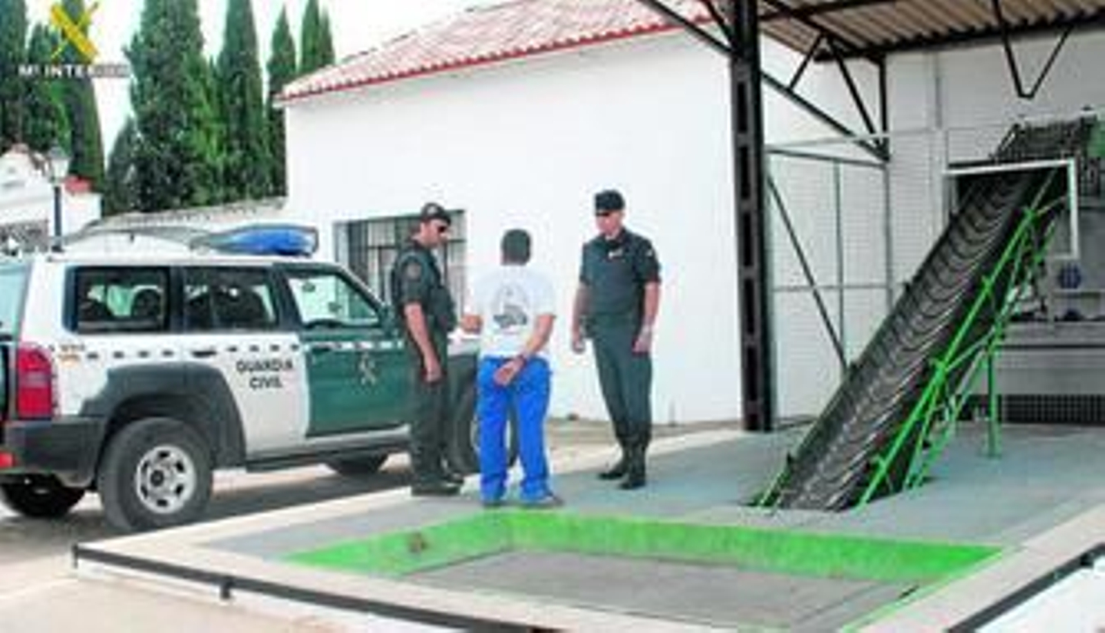 Una de las patrullas de la Guardia Civil que vigila durante la campaña de recogida de la aceituna en la provincia. Una de las patrullas de la Guardia Civil que vigila durante la campaña de recogida de la aceituna en la provincia.