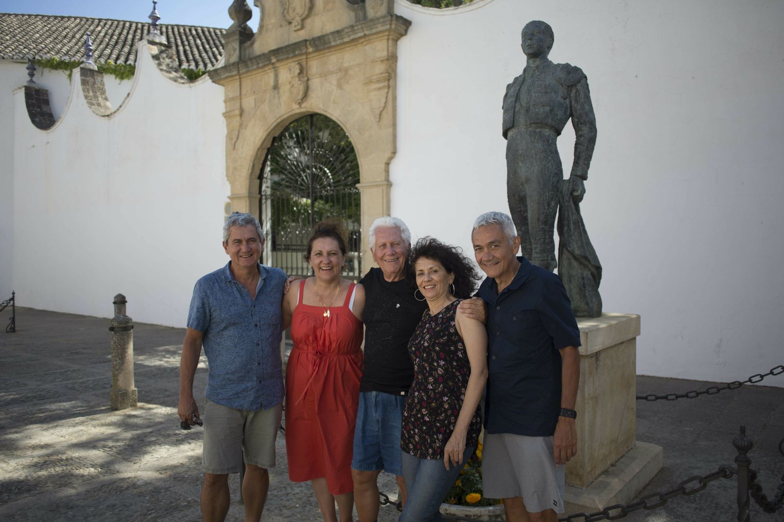 Manuel Laguna junto a sus hijos en la puerta de la plaza de toros de Ronda