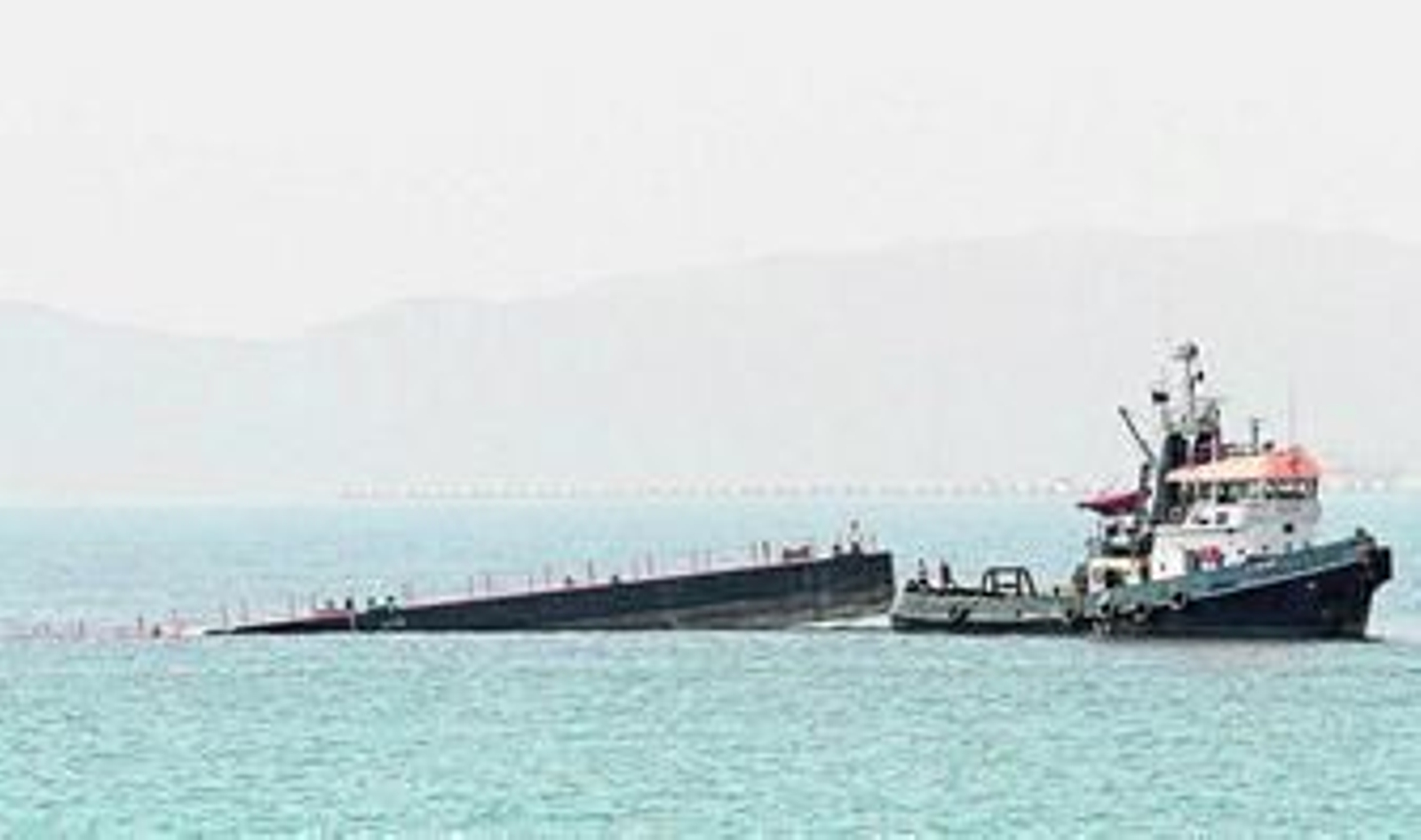 Imagen de la pontona semihundida poco antes de que comenzaran las labores de achique de agua, ayer.