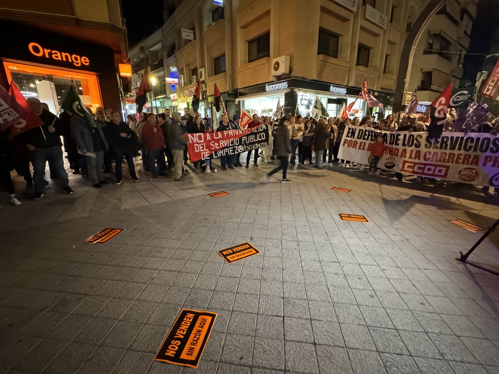 Los trabajadores de Motril se concentran para protestar por la decisión municipal de privatizar el servicio de limpieza