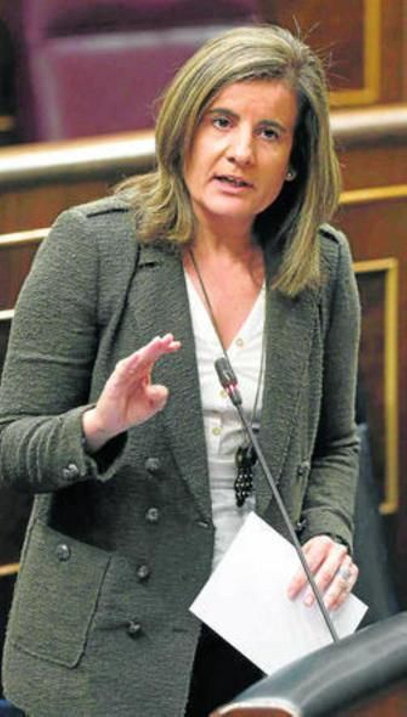 La ministra de Empleo, Fátima Báñez, en el Congreso.