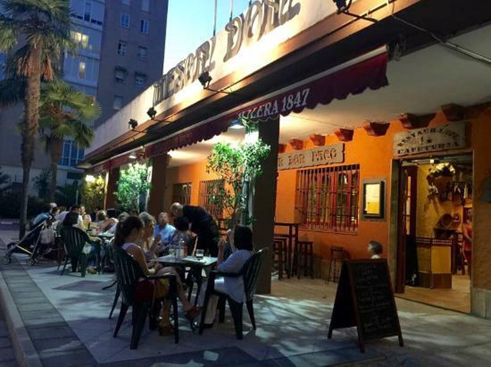 Mesón Don Paco. Avenida del Ejército s/n. Urbanización El Bosque. Pegado a la Feria en la parte de la urbanización El Bosque, es lugar de encuentro para almuerzos y comidas día y noche durante la Feria pero ideal también para tomar esa primera copa. Platos tradicionales.