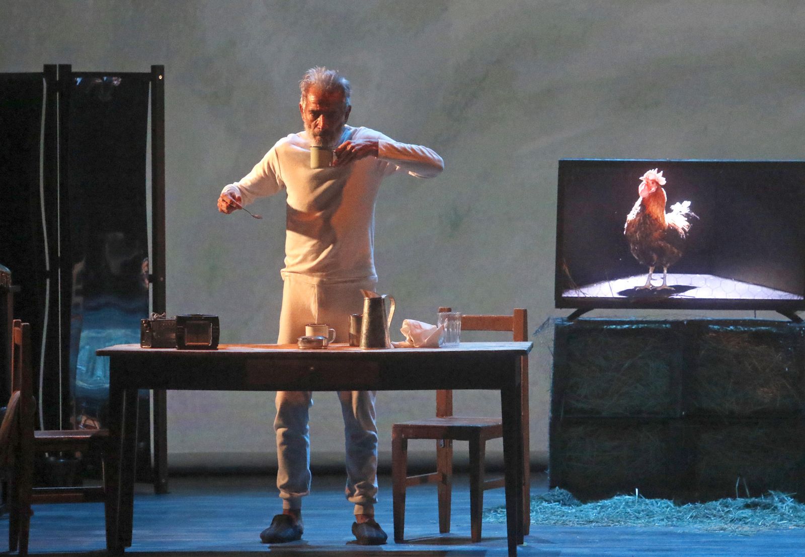 Imanol Arias, con el gallo de pelea de fondo, en el Gran Teatro.