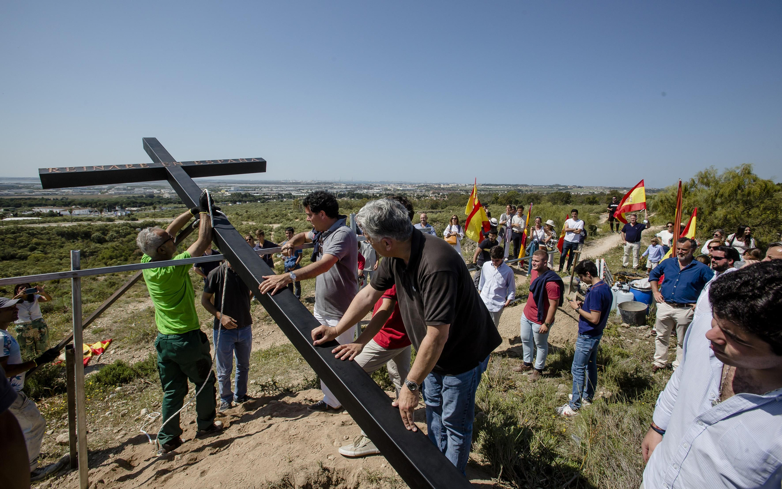 Imágenes del izado de la gran cruz de hierro del Camino de Santiago en la sierra de San Cristóbal