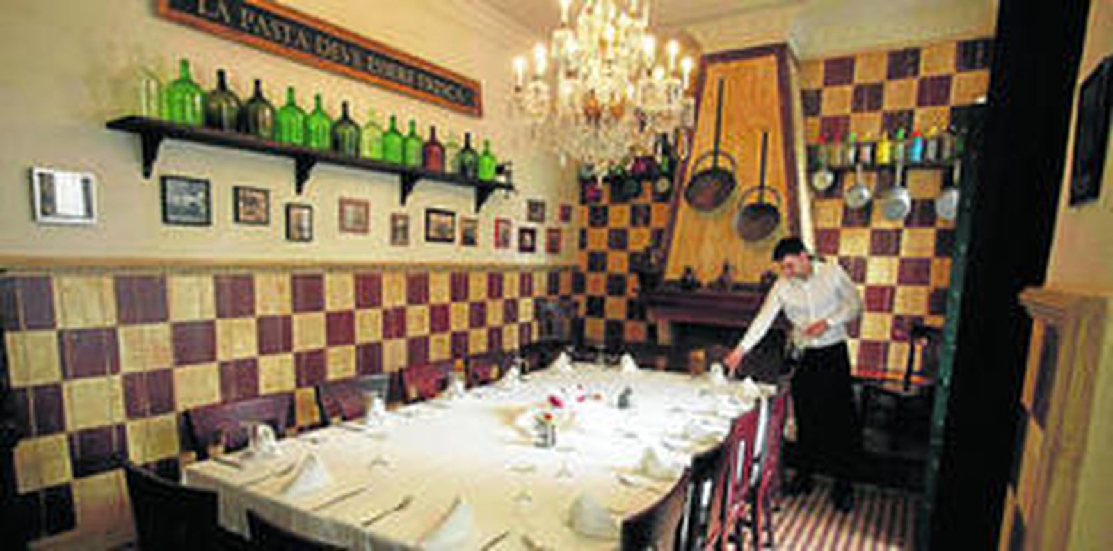 1 y 2. El restaurante se divide en cinco espacios diferentes y cada uno de ellos está pensado para recrear un ambiente. A la izquierda, uno de los salones interiores preparado para un grupo. Abajo, una vista del patio interior.