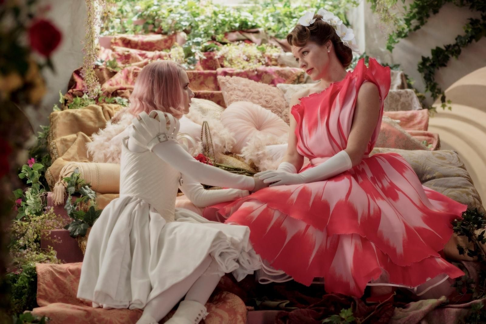 Emma Roberts y Milla Jovovich en una imagen de 'Paradise Hills'.