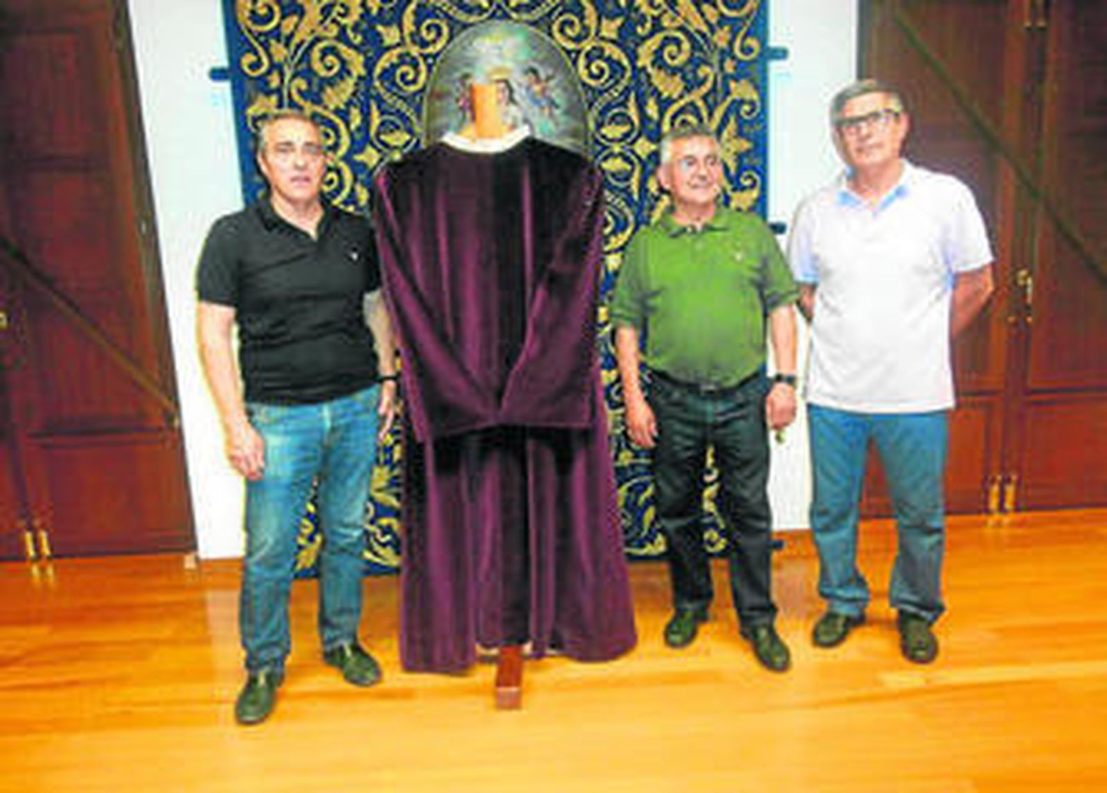 Blas Marín, Juan Villar y Manuel 'Ico' Marín, donadores de la túnica.