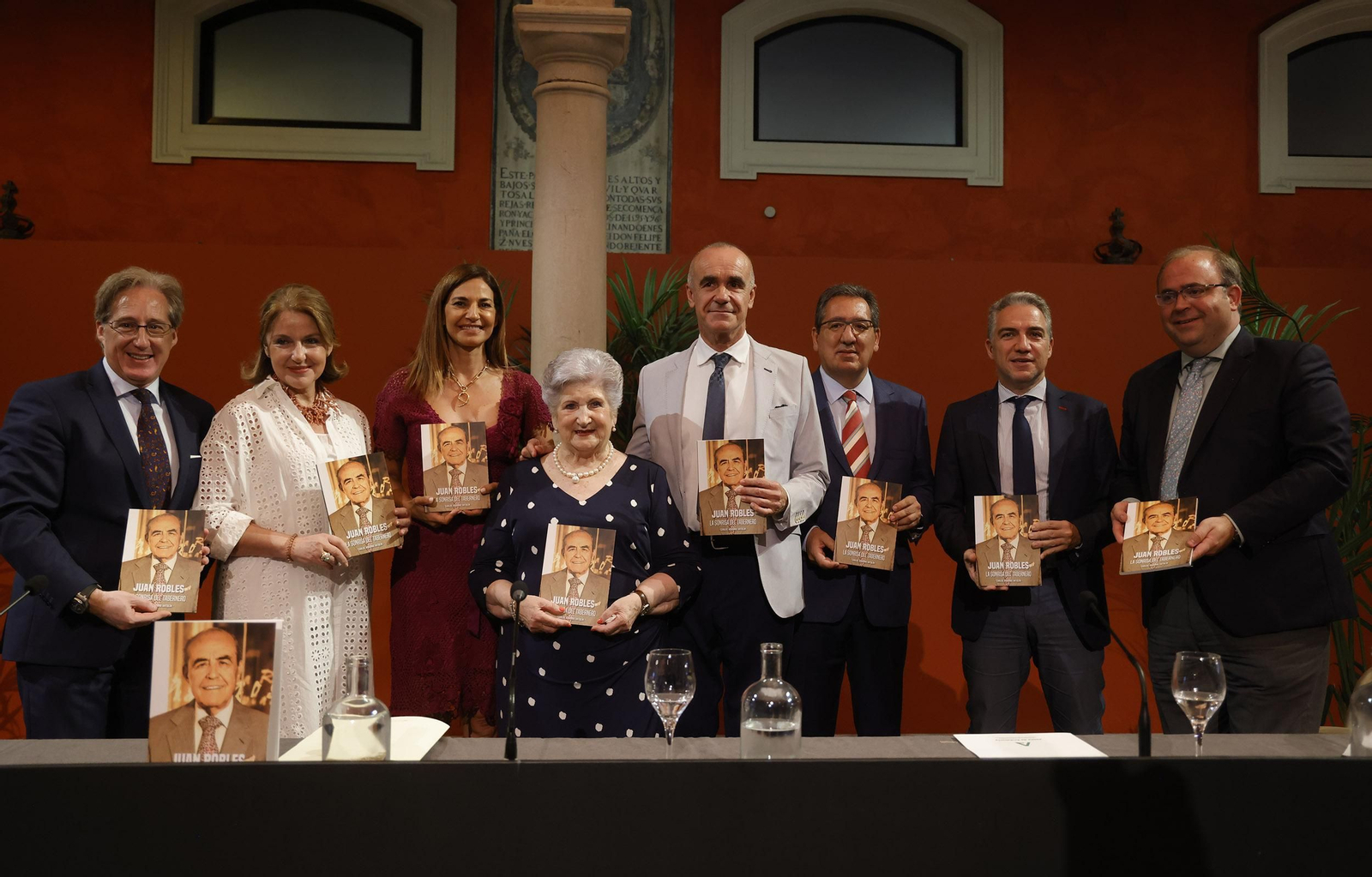Presentación del libro  'Juan Robles, la sonrisa del tabernero' de Carlos Navarro, todas las imágenes