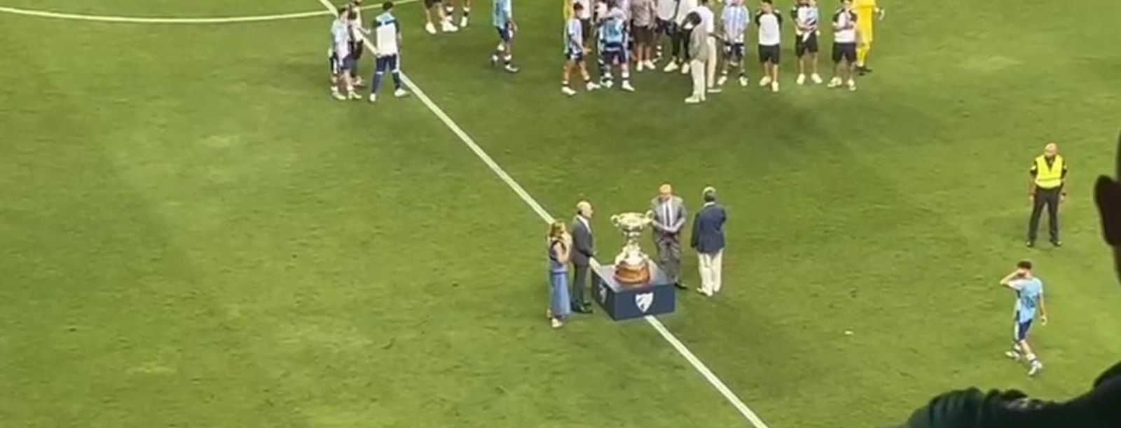 Momento de la entrega de trofeos.