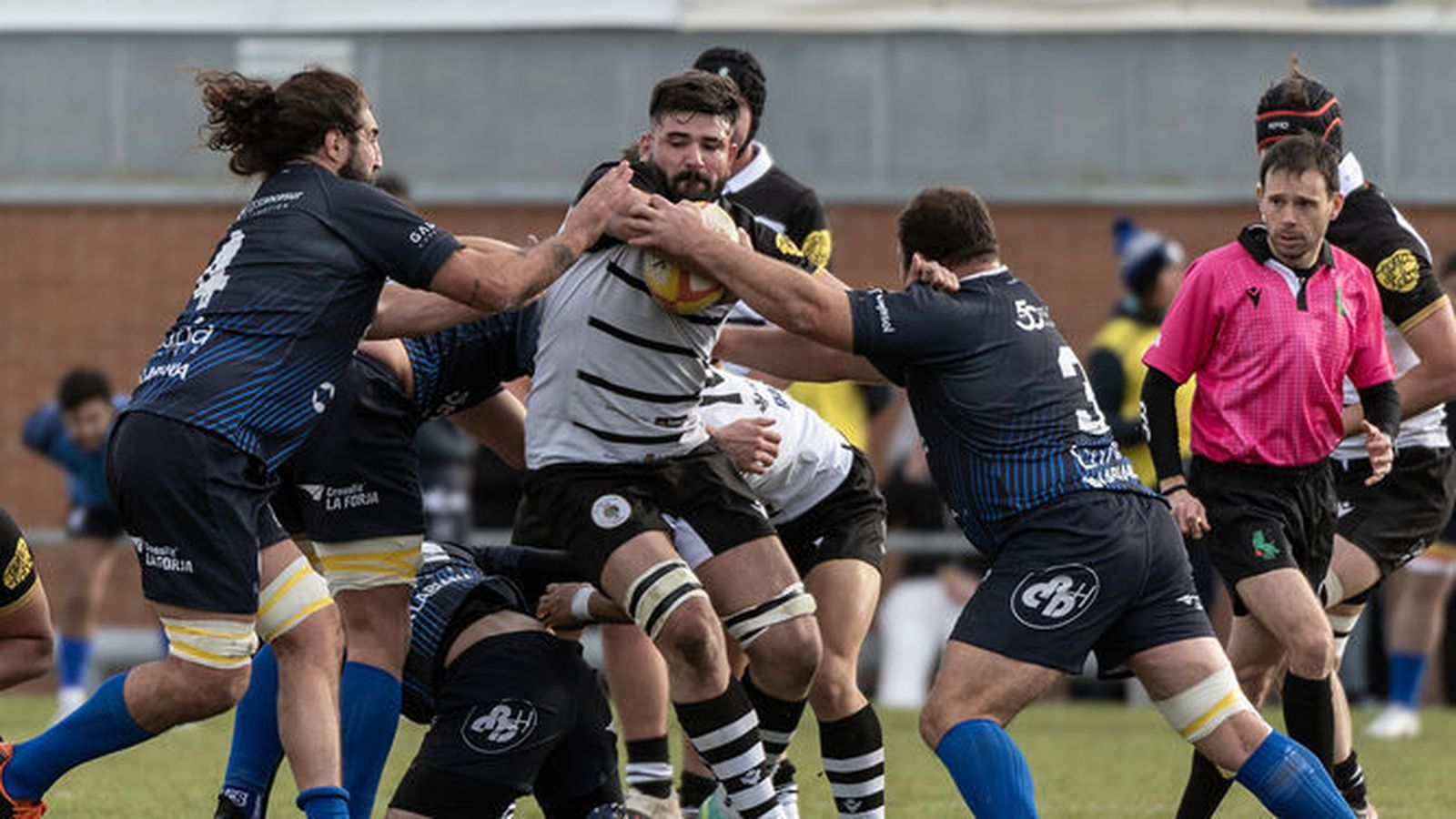 Manu Mora, protagonista con sus dos ensayos, y Marcos Muñiz detienen a un rival de El Salvador.