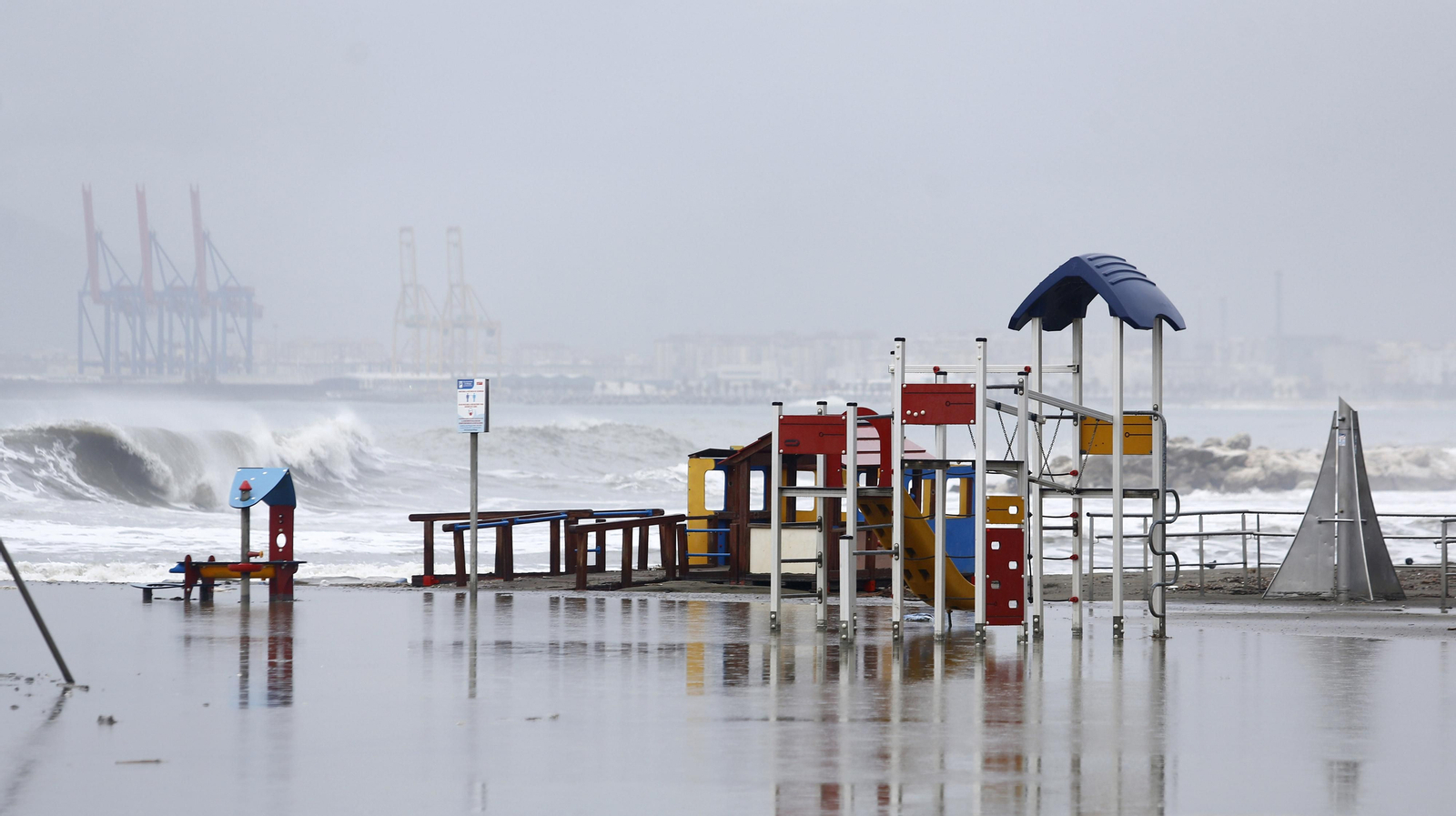 Las fotos de los efectos del temporal en las playas y paseos marítimos de Málaga