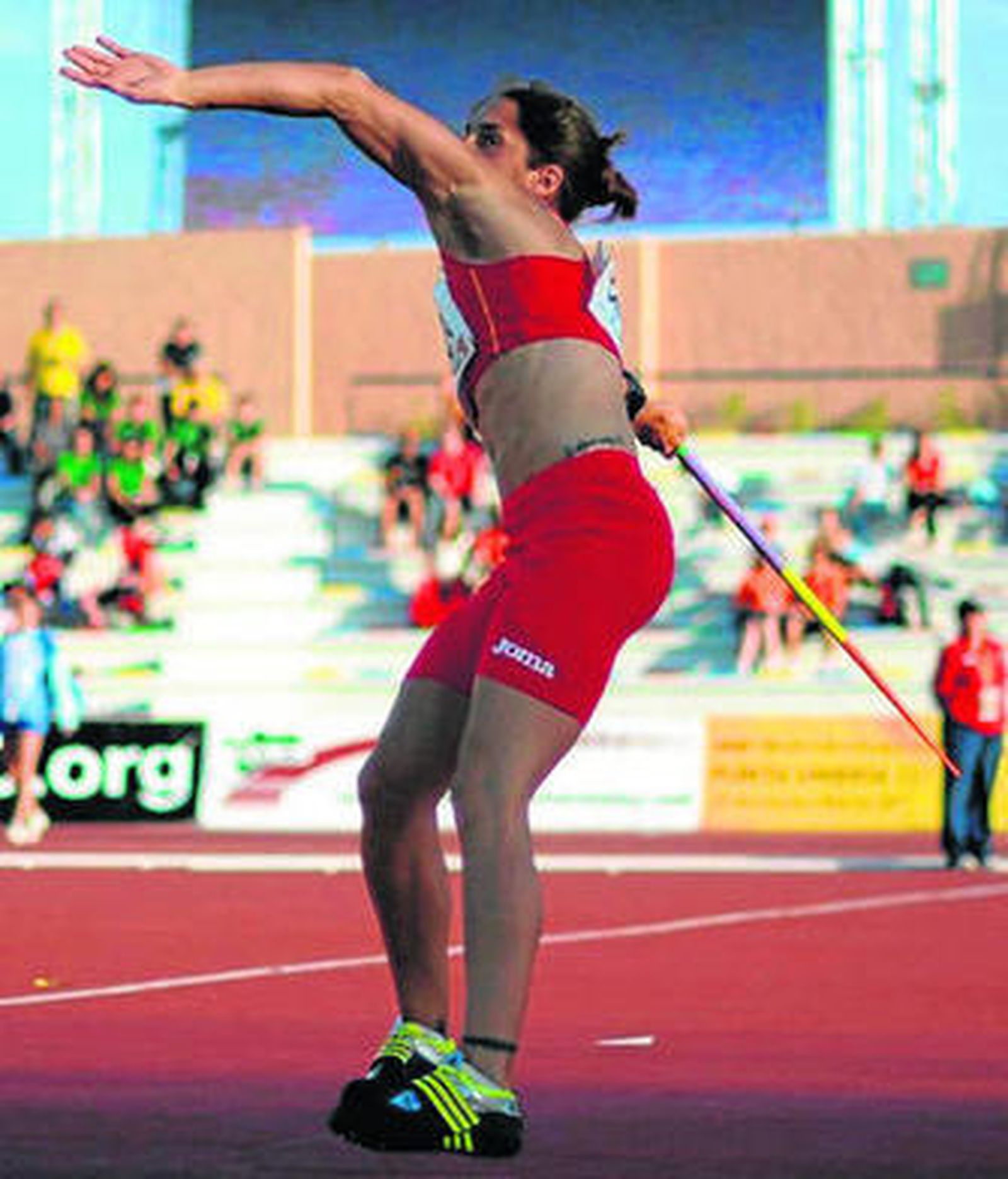 La jabalinista jerezana Mercedes Chilla, en pleno lanzamiento.