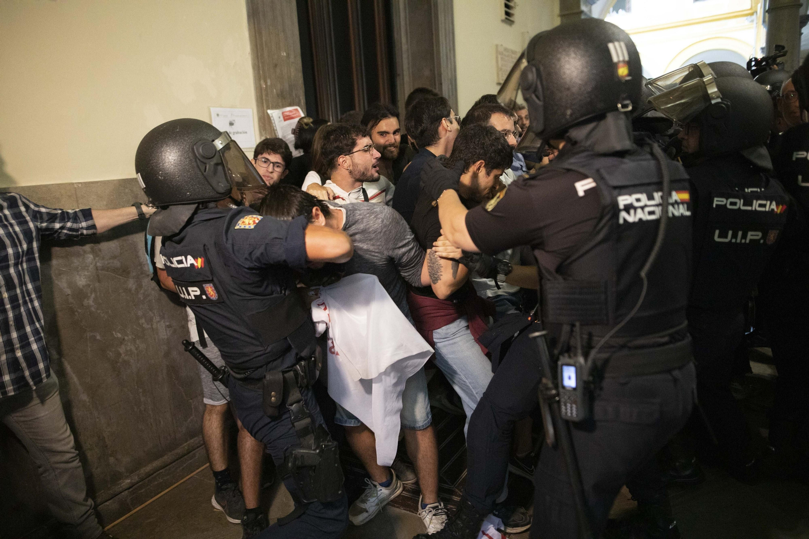 Altercados en la conferencia de Macarena Olona en Granada