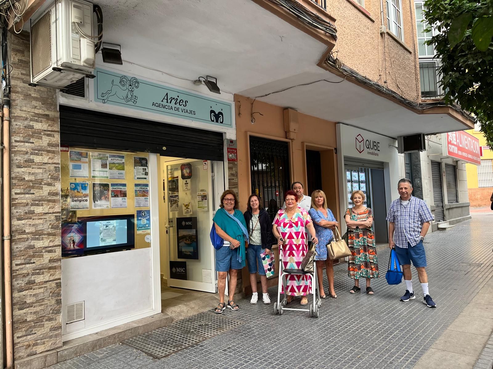 Grupo de mayores esperando en la agencia de viajes Aries.