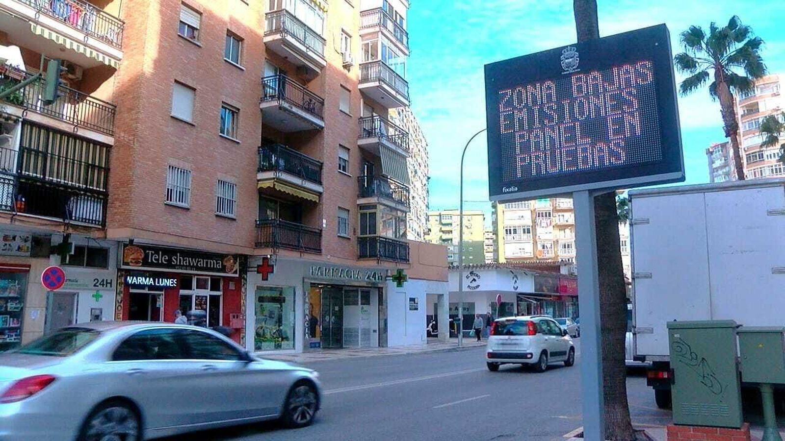 Un panel informativo sobre la Zona de Bajas Emisiones.