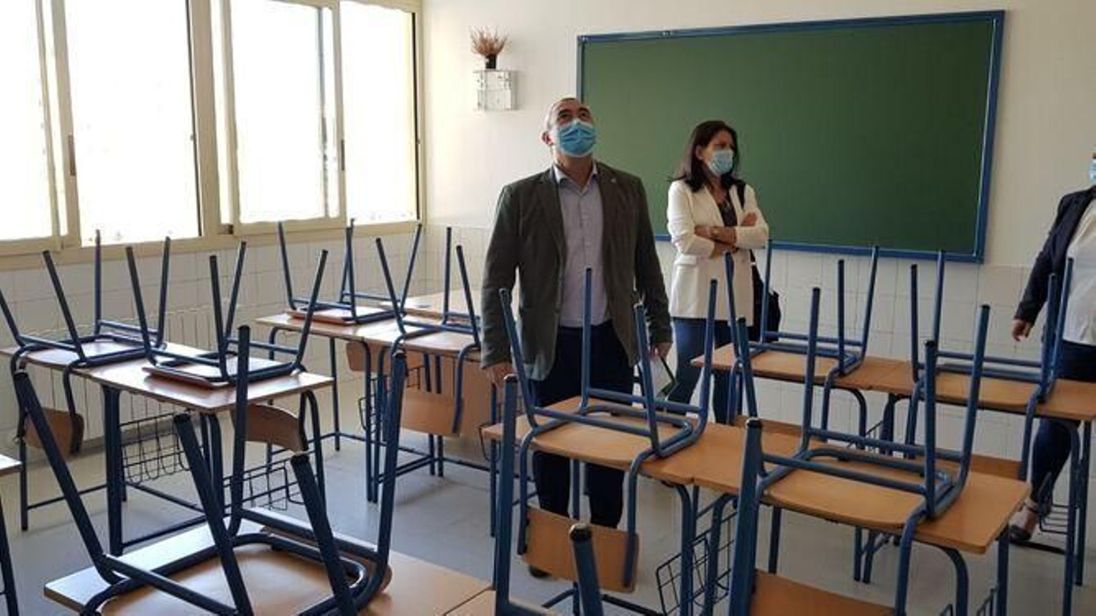 El delegado, Miguel Andréu, en un instituto de Jerez, donde realizó el anuncio