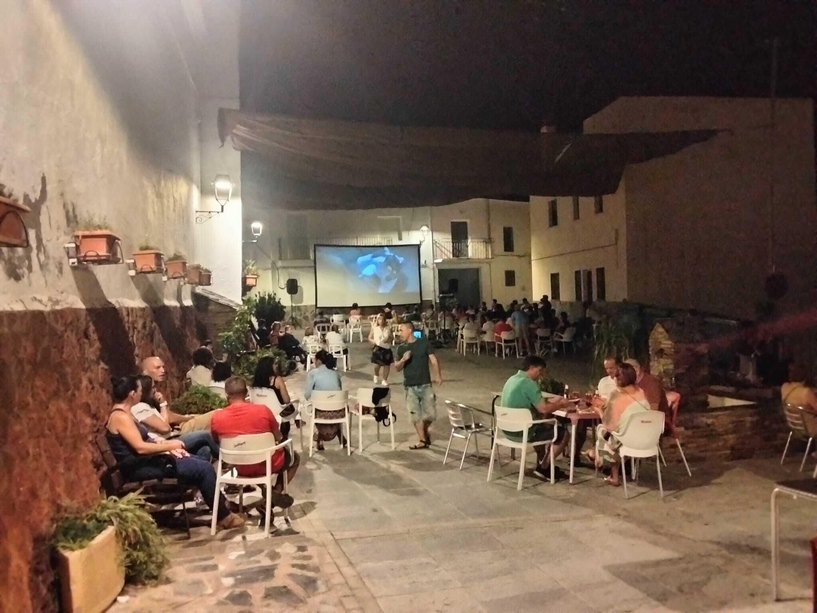 Imágenes de la ruta por bares y tiendas de comercio contra la Almería Vaciada