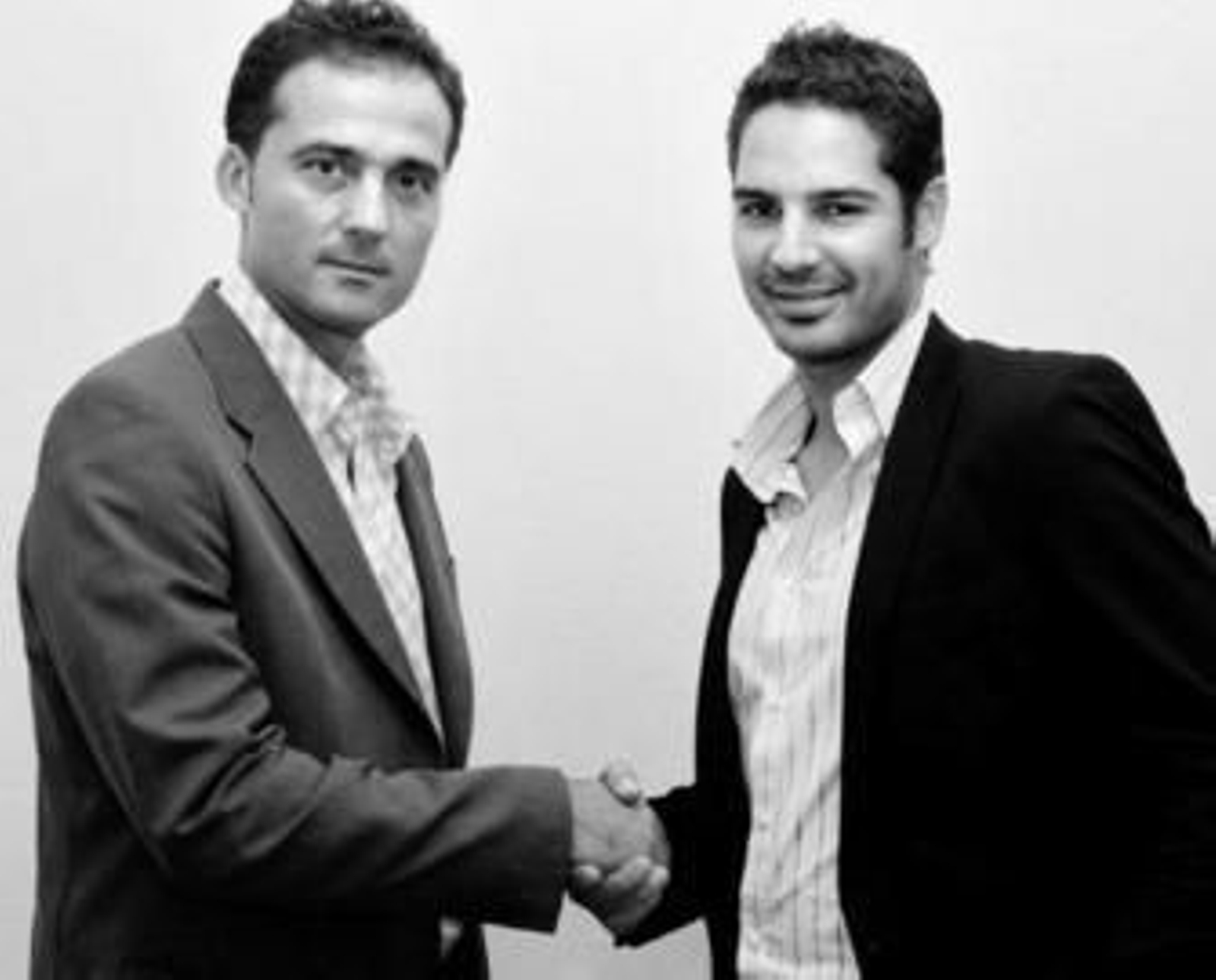 Juan Pazos (IU) y Eduardo Cabeza (PP), en la imagen que difundieron para hacer público el pacto.