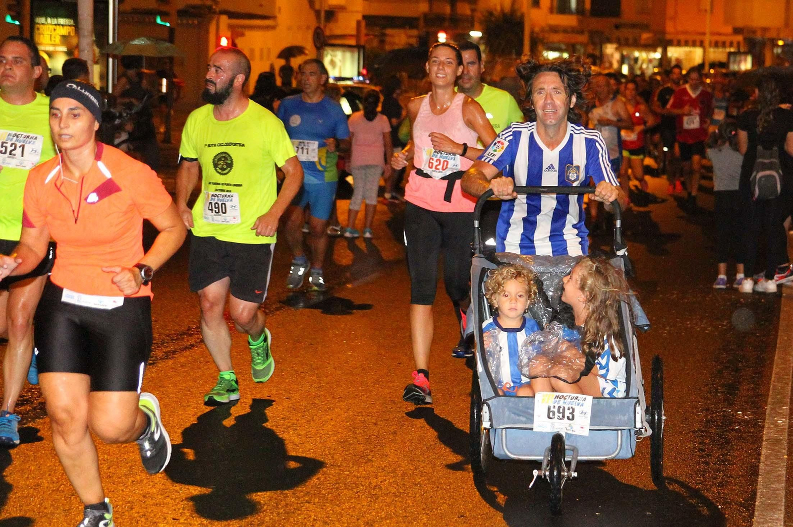 La VII Carrera Nocturna de Huelva en imágenes