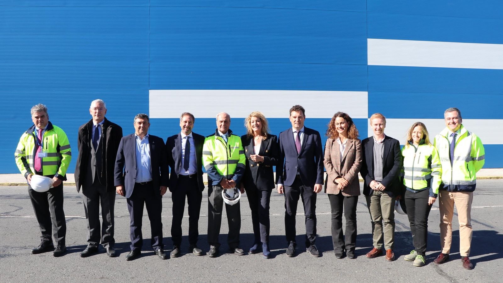 Alberto Santana, Pilar Miranda y José Manuel Correa visitan las obras en astilleros.