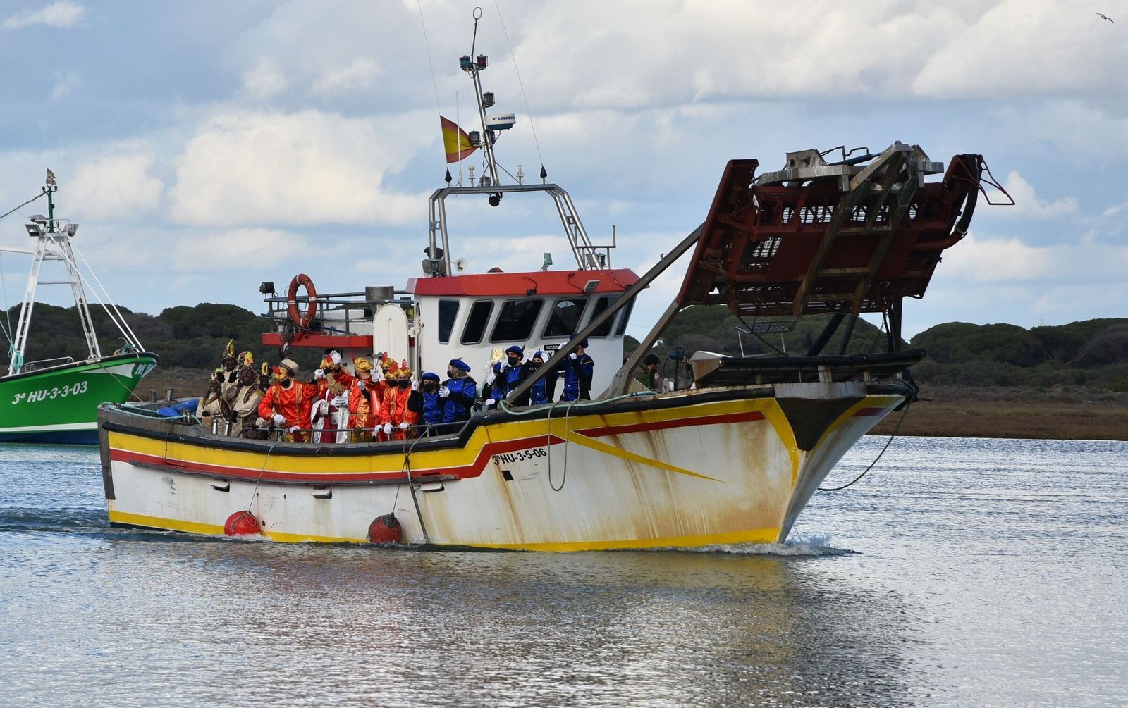 Una imagen de los Reyes Mayos de 2023 de Punta Umbría surcando la Ría.