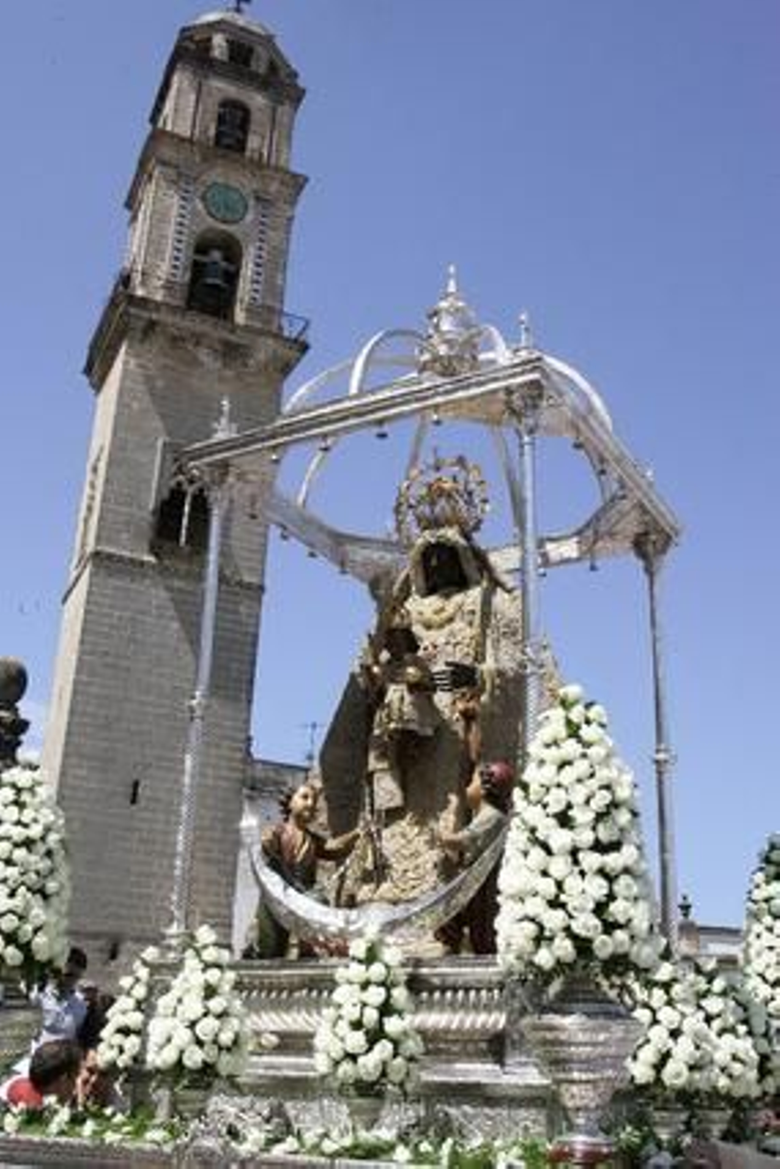 La imagen de Nuestra Señora de la Merced ha procesionado de regreso a su basílica tras una misa pontifical oficiada en el primer templo diocesano y presidida por el prelado José Mazuelos. 

Foto: Pascual