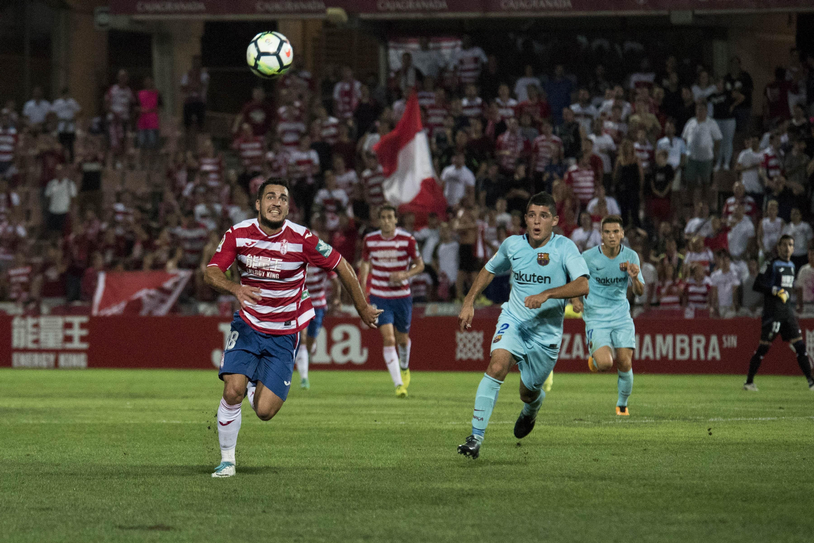 Joselu Moreno corre en busca de un balón que bota muy alto.