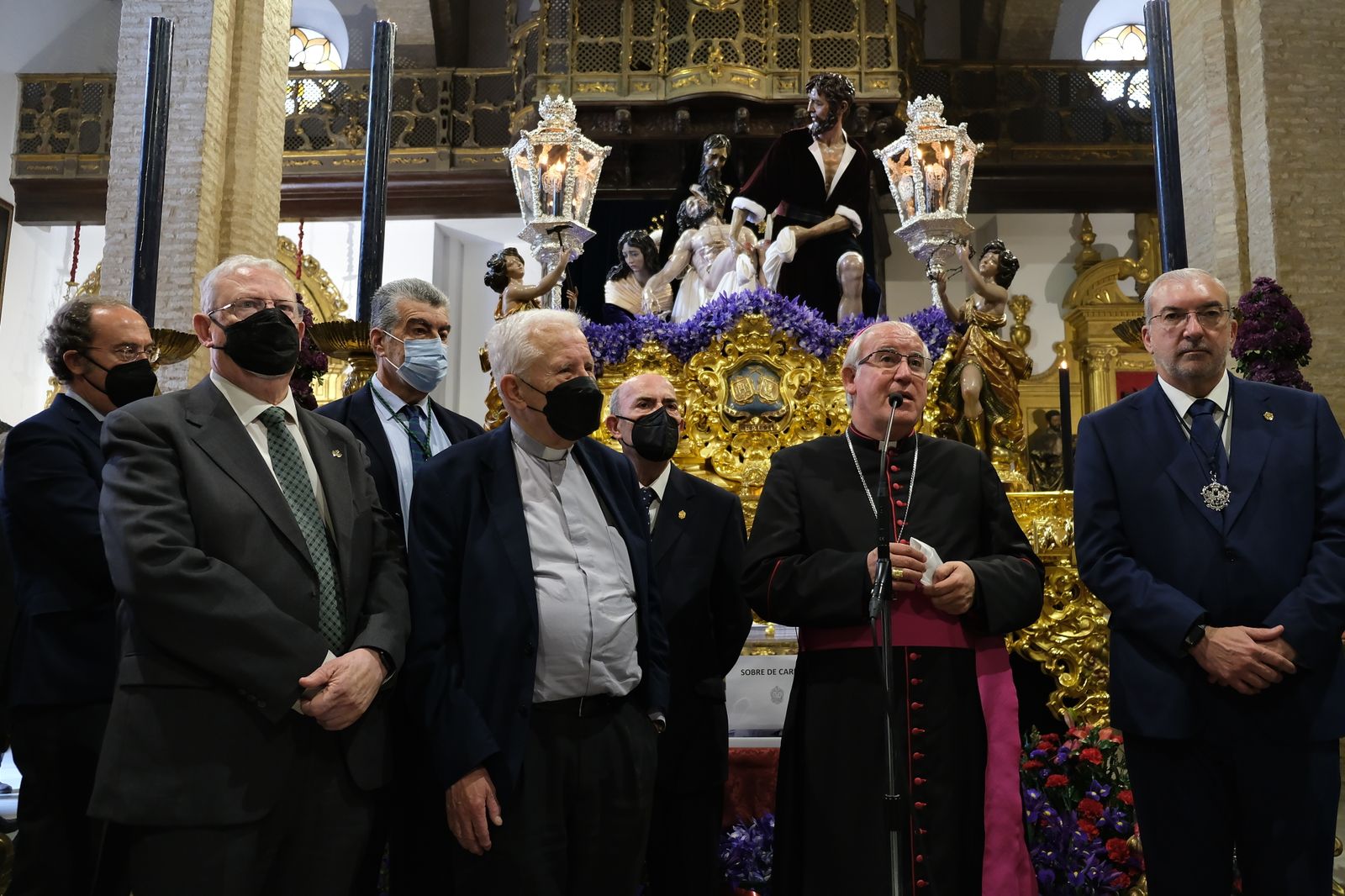 Monseñor Saiz Meneses en San Andrés en compañía del presidente del Consejo y del hermano mayor de Santa Marta