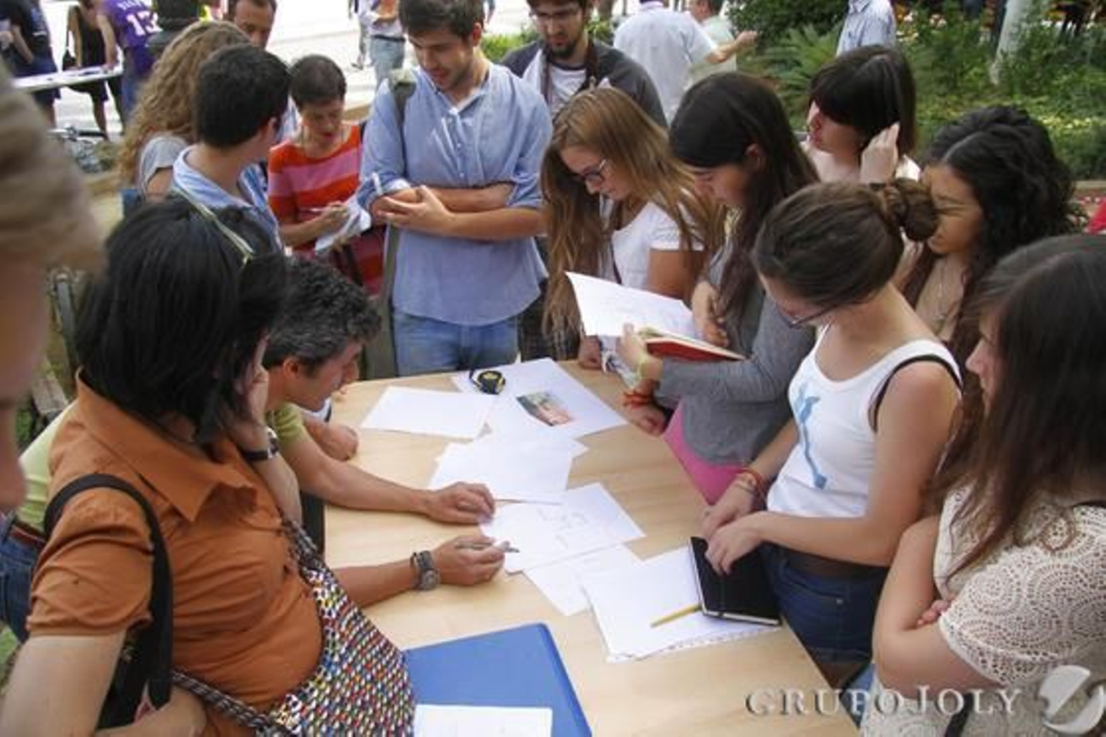 Alumnos y profesores universitarios trasladaron las clases a la calle.

Foto: Victoria Hidalgo