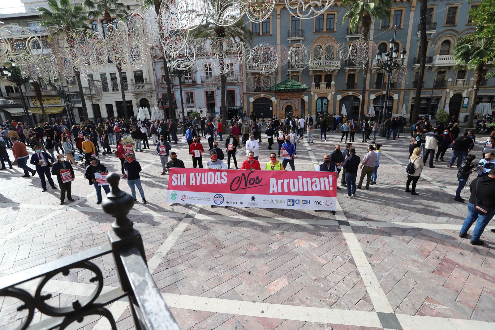 Imágenes de la concentración de los hosteleros de Huelva para reclamar ayudas.