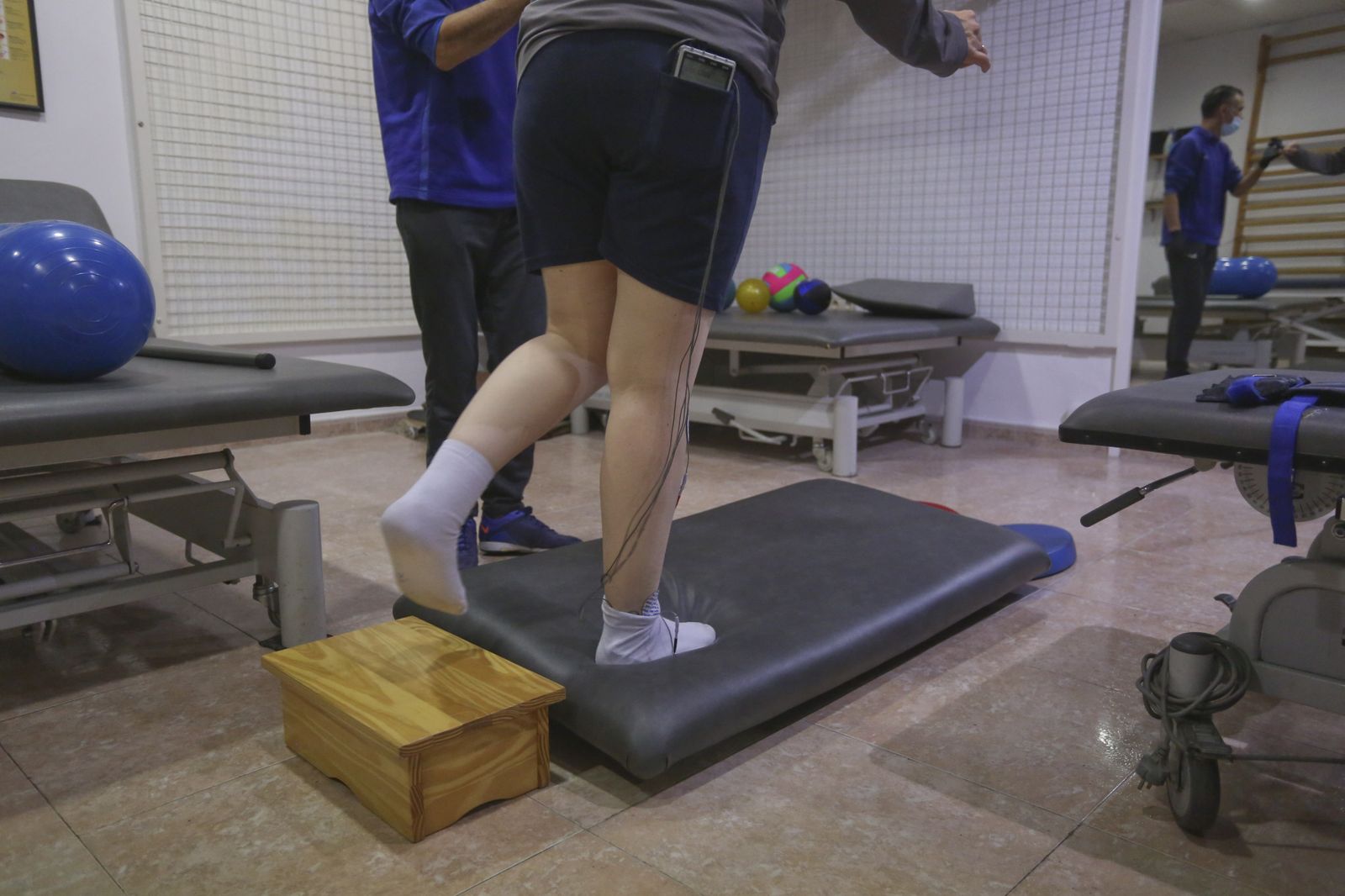 Un fisioterapeuta trabaja con un paciente.