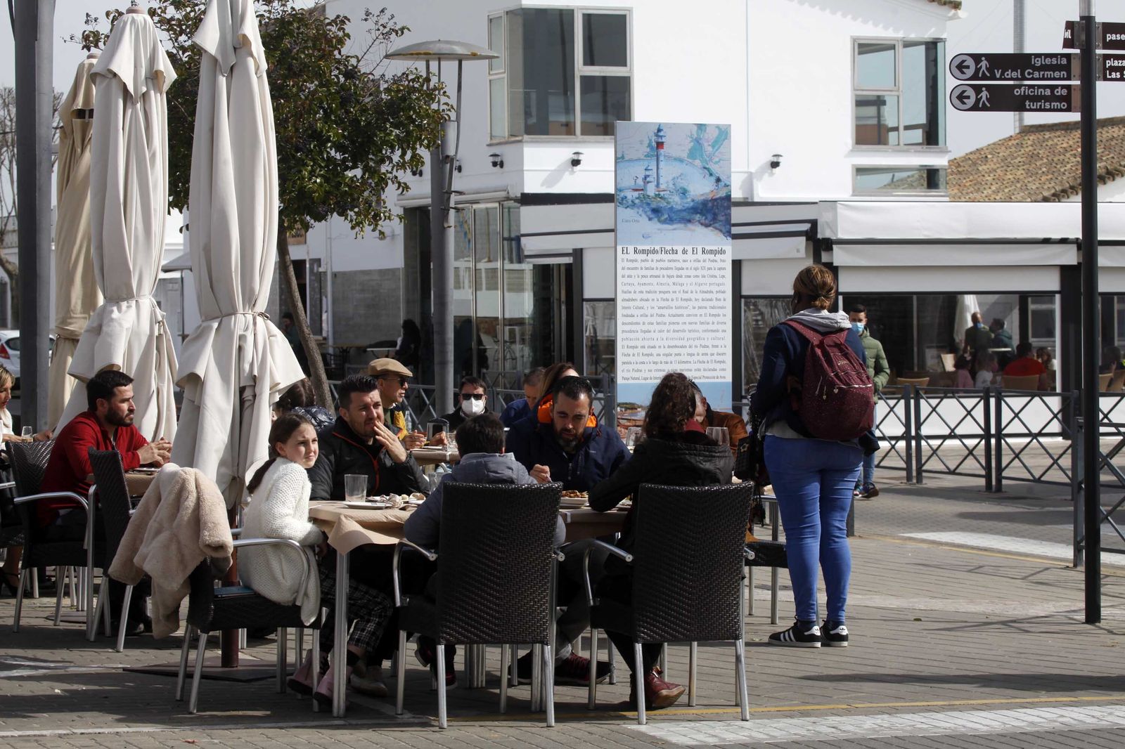 Ambiente en las terrazas de El Rompido y Punta Umbría durante este sábado.