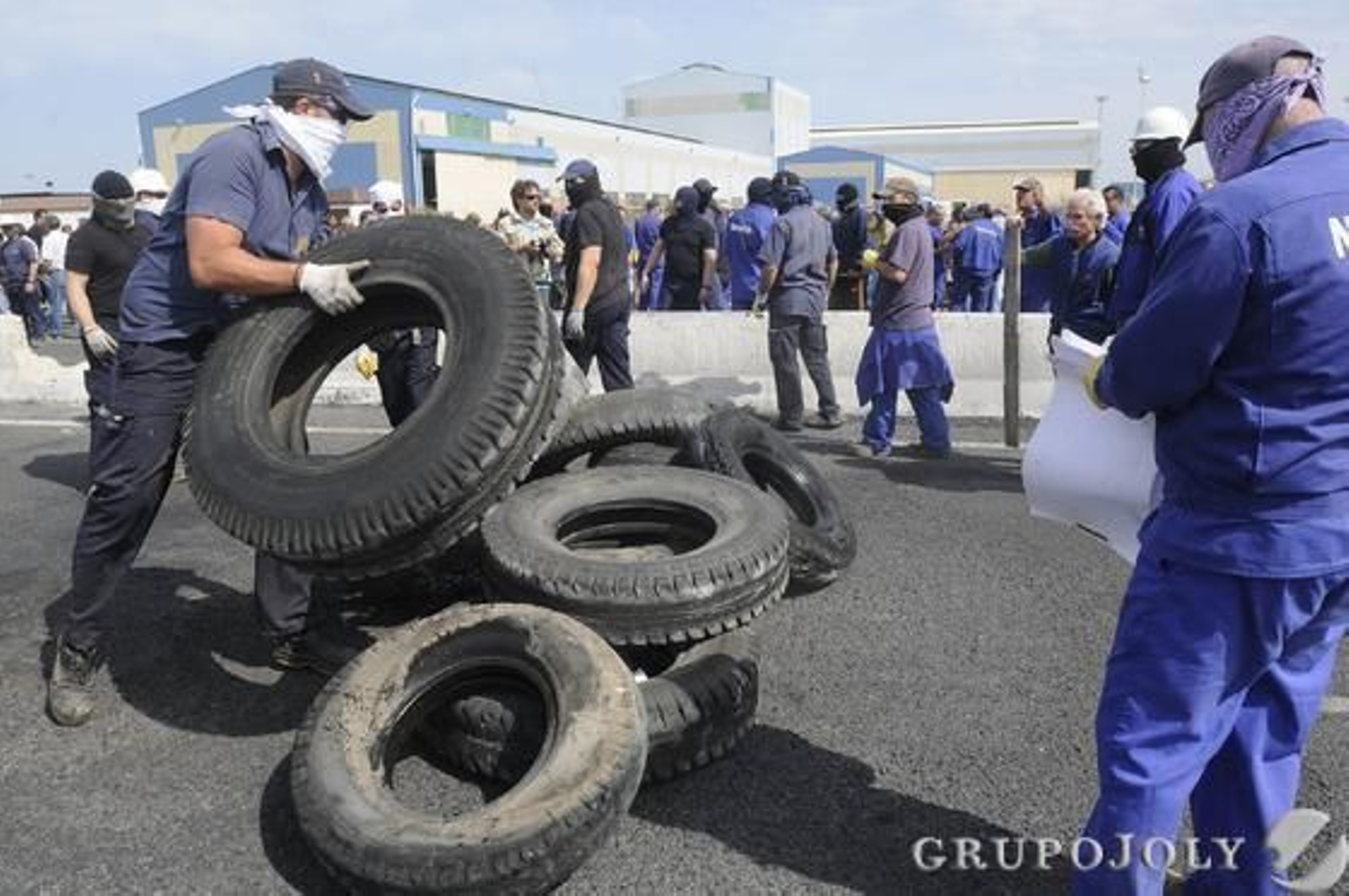 El Gobierno cifra en más de 100.000 euros los destrozos ocasionados en las protestas de los trabajadores de Navantia.

Foto: Borja Benjumeda
