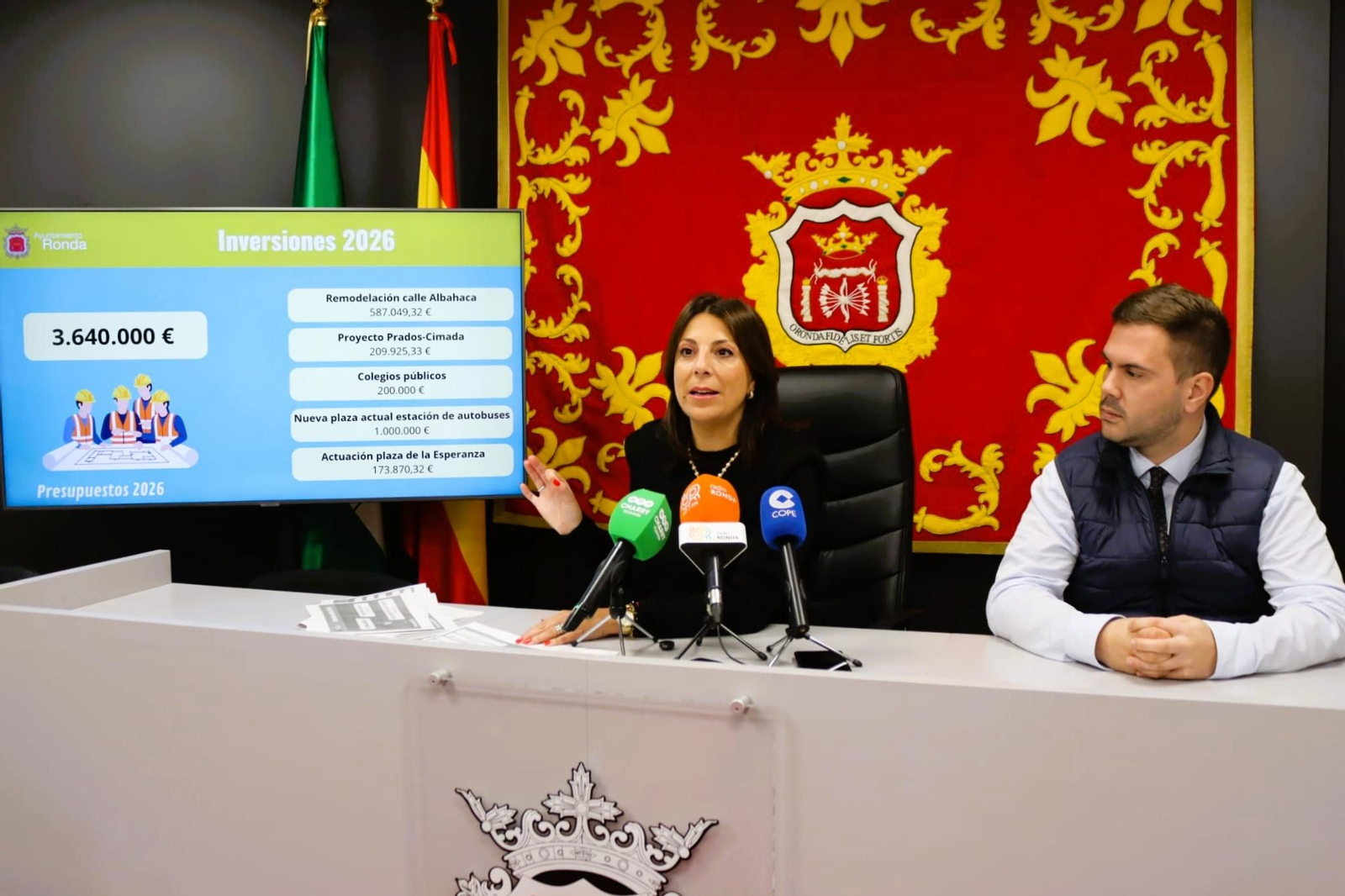 La alcaldesa de Ronda junto al delegado municipal de Economía.