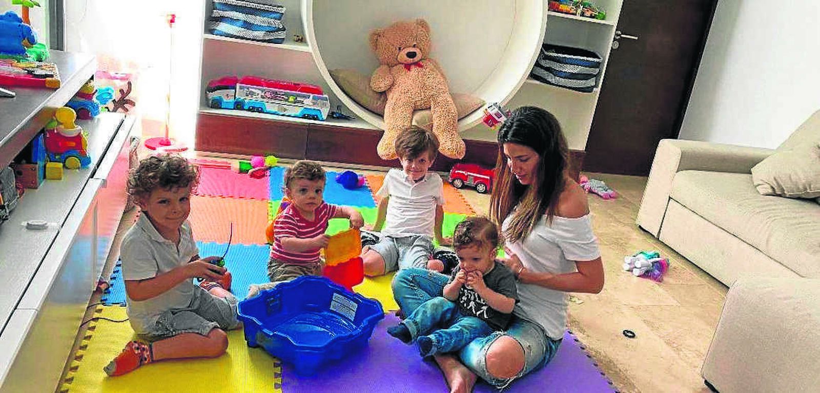 La gaditana Jimena Cañedo  Portillo pasa estos días de confinamiento junto a su marido Hugo Galeote y sus hijos en su casa de Mérida, México.