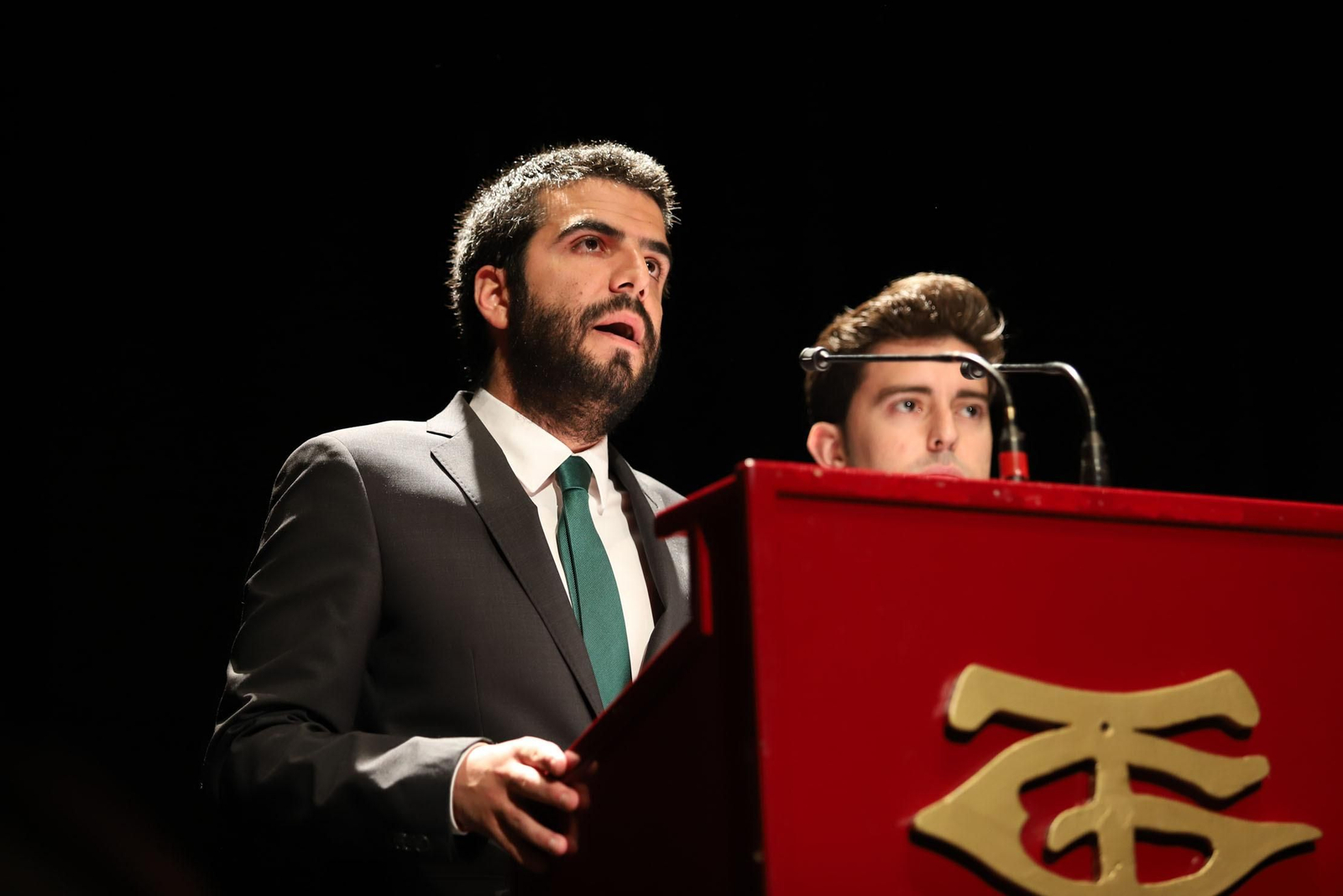 Presentan manto de la Virgen del Amor.